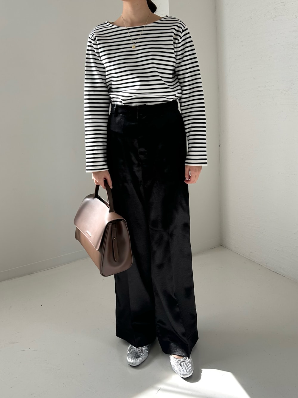「バレエシューズ、SESTO、シルバー、シルバーシューズ、春コーデ、ボーダー」｜「SESTOのかかとゴムのスリングバックパンプス（パンプス、シルバー系）」を使った、靴屋の人さん（レディース・158cm）の冬コーディネートの1枚目の写真