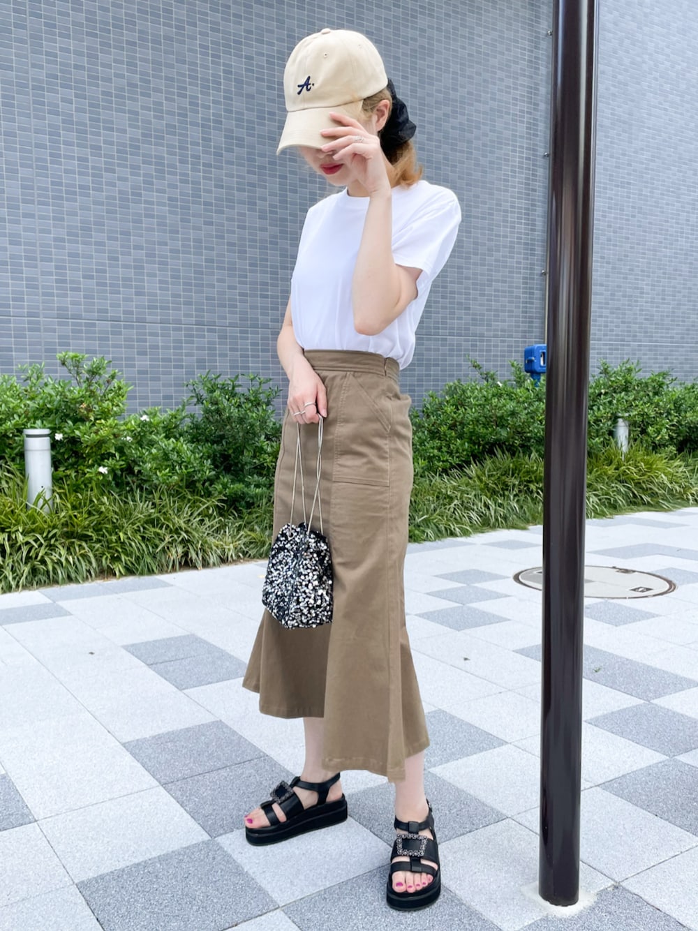 「マーメイドスカート、チノスカート、スカート、白Tシャツ、SESTO、高身長女子、キャップ、白T、厚底シューズ、厚底サンダル、キラキラバッグ、キラキラサンダル、グルカサンダル、ビジューネックレス、ミニバッグ」｜「SESTOのビジューモチーフ付き厚底フットベッドサンダル（サンダル、ブラック系）」を使った、靴屋の人さん（レディース・165cm）の夏コーディネートの1枚目の写真