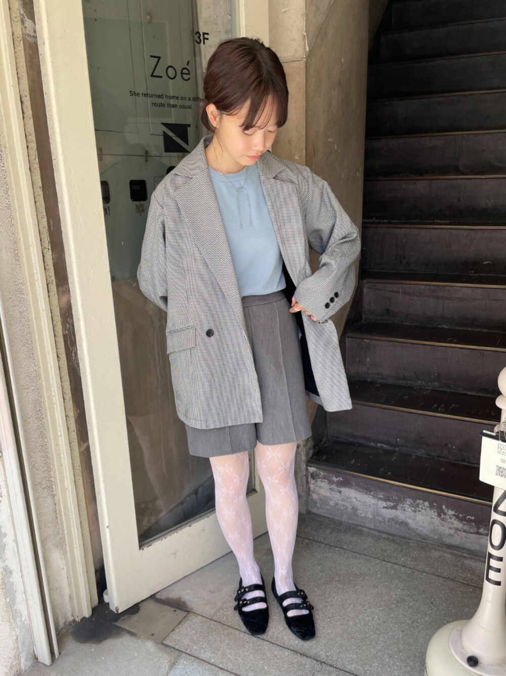 「オトナカジュアル、ハーフパンツ、秋コーデ、キャップ、ジャケットスタイル、きれいめカジュアル、お出かけコーデ、バレエシューズ、レースタイツ、メリージェーン、パンプス、ジャケット、SESTO、プチプラ、ペタンコ靴」｜「SESTOのキルティングステッチメリージェーンパンプス（パンプス、ブラック系）」を使った、靴屋の人さん（レディース・165cm）の秋コーディネートの1枚目の写真