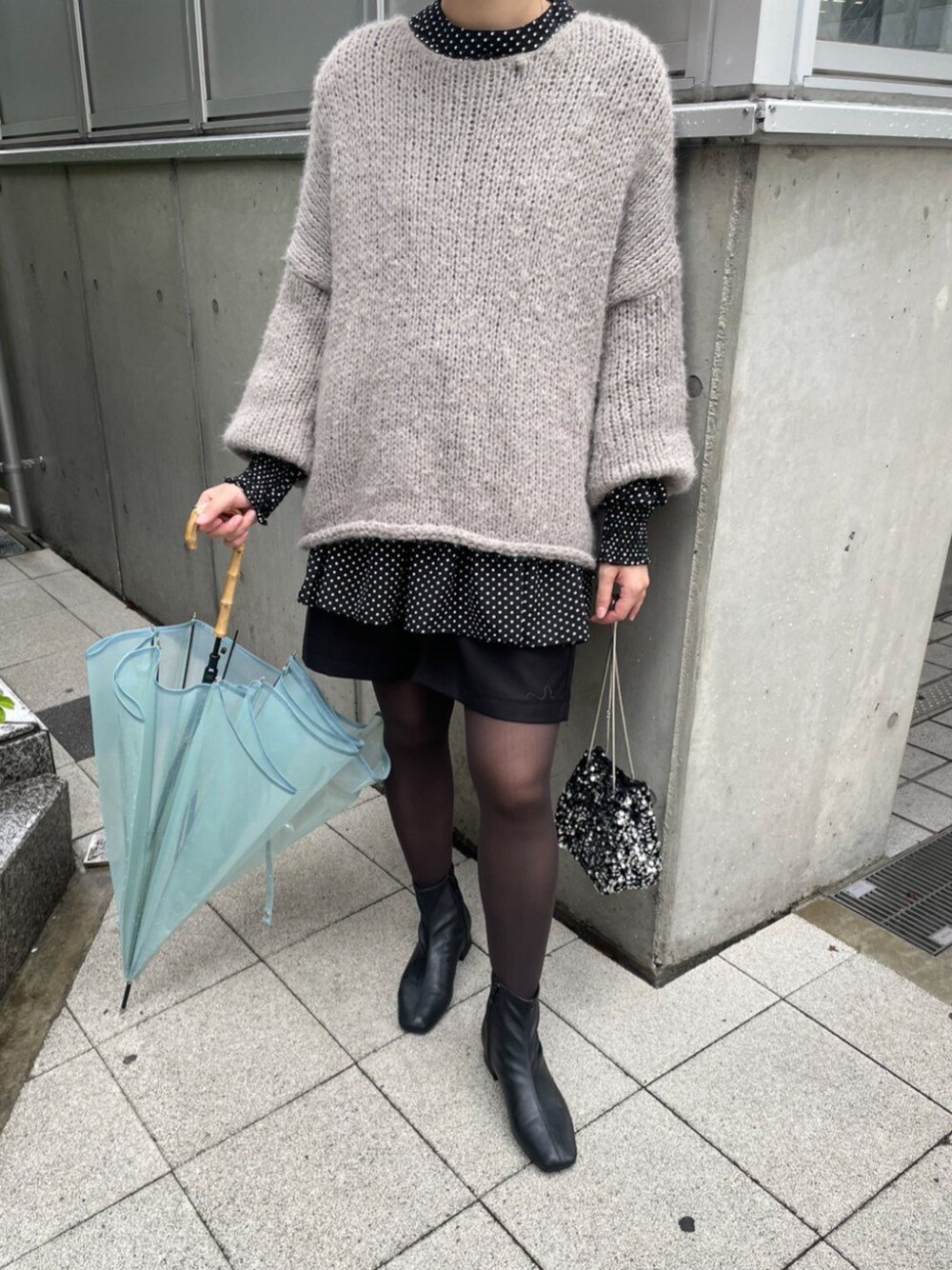 「ファッションを楽しもう、秋冬コーデ、ニットコーデ、ゆるコーデ、オトナカワイイ、プチプラ、SESTO、雨の日コーデ、雨の日スタイル、レイヤードスタイル、coca、ブラウス、ショートブーツ、レインブーツ、レインシューズ」｜「SESTOの生活防水。レイン仕様スクエアトゥローヒールショートレインブーツ（レインシューズ、ブラック系）」を使った、靴屋の人さん（レディース・165cm）の冬コーディネートの1枚目の写真