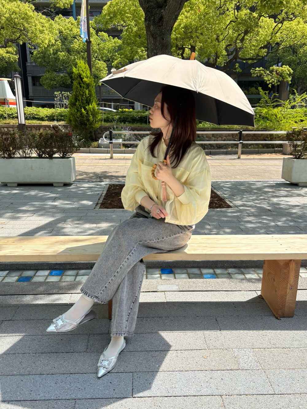 「ビジュー、サンダル、クリアサンダル、デニム、プチプラ」｜「SESTOのビジュー付きクリアサンダル（サンダル、シルバー系）」を使った、靴屋の人さん（レディース・158cm）の春コーディネートの1枚目の写真