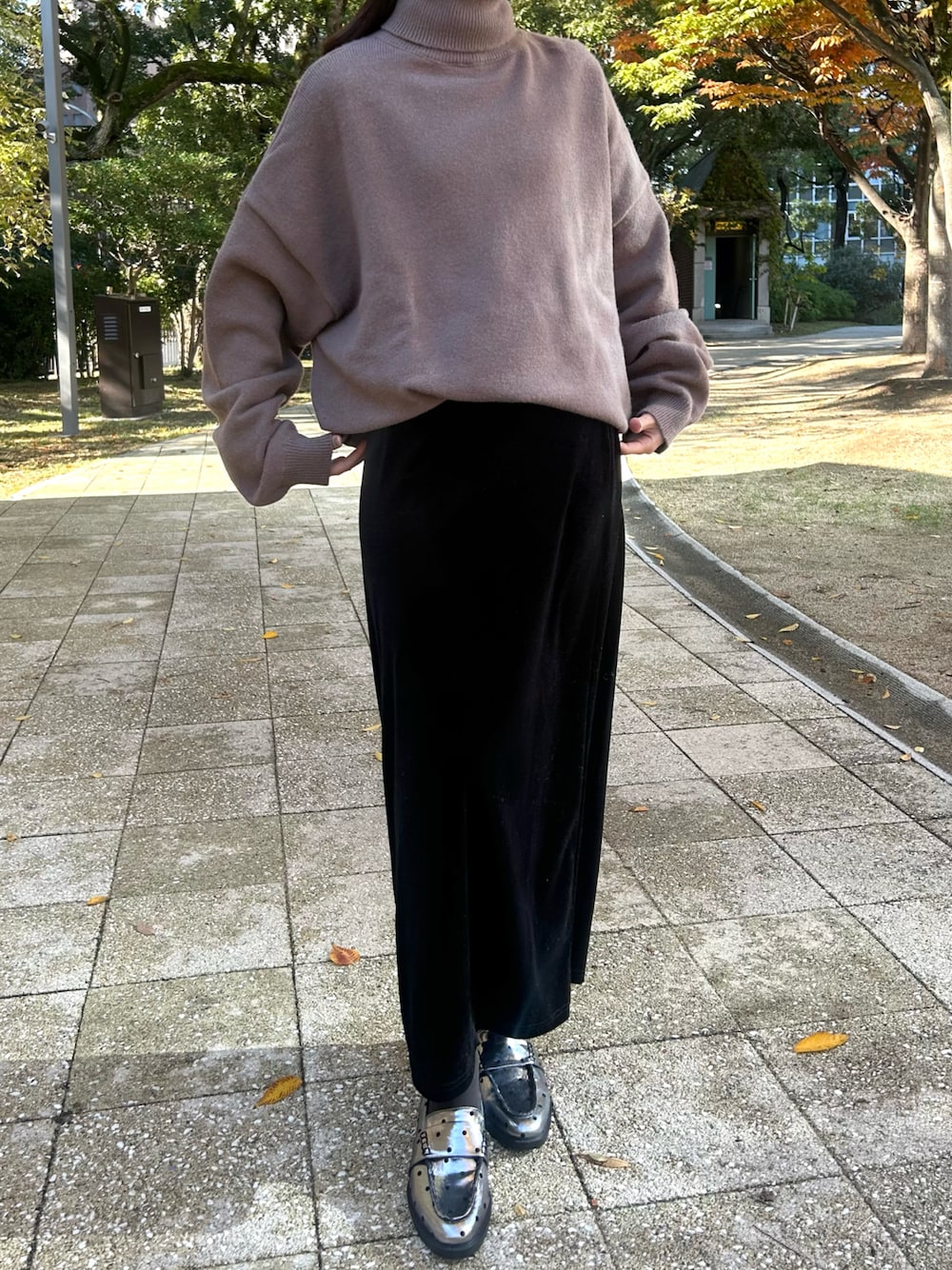 「シルバー、シルバーシューズ、ローファー、ローファーコーデ、厚底シューズ、厚底ローファー、足元くら部、冬コーデ、クリスマスコーデ、休日スタイル、女子会コーデ」｜「SESTOのステッチローファー（ローファー、シルバー系）」を使った、靴屋の人さん（レディース・158cm）の冬コーディネートの1枚目の写真