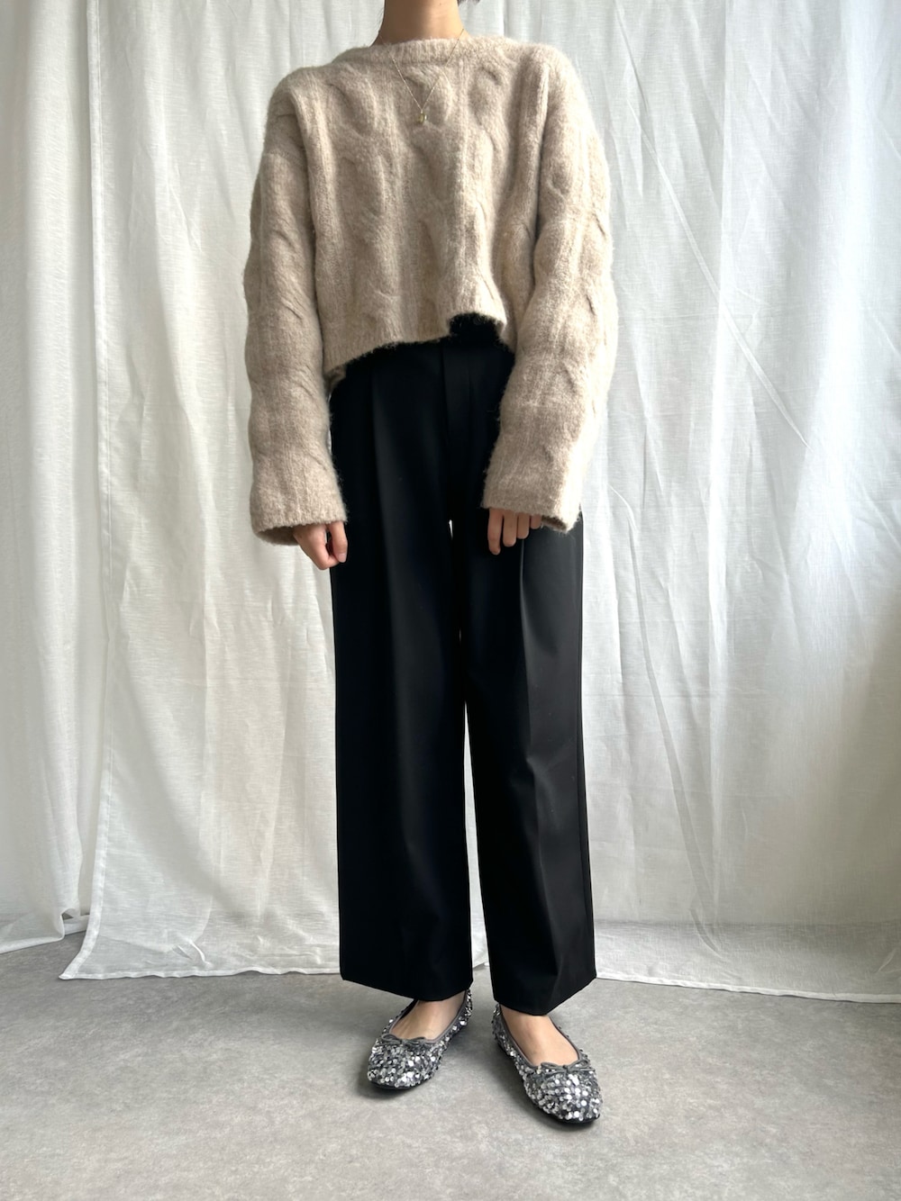 「シンプルコーデ、スパンコール、バレエシューズ、20代、パンツコーデ、オトナカジュアル、プチプラ」｜「SESTOのスパンコールバレエシューズ　/ｒ（バレエシューズ、シルバー系）」を使った、靴屋の人さん（レディース・158cm）の春コーディネートの1枚目の写真