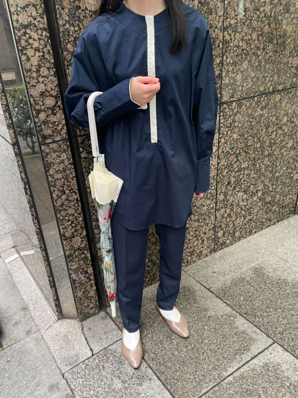 「ファッションを楽しもう、SESTO、レインシューズ、パンプス、通勤コーデ、フラットパンプス、雨の日コーデ、シャツスタイル、シャツ、スラックス、キレイめ、きれいめコーディネート、レインパンプス、ワントーンコーデ、ブラウス」｜「SESTOの晴雨兼用！生活防水対応Vカットフラットレインパンプス（レインシューズ、ベージュ系）」を使った、靴屋の人さん（レディース・153cm）の冬コーディネートの1枚目の写真