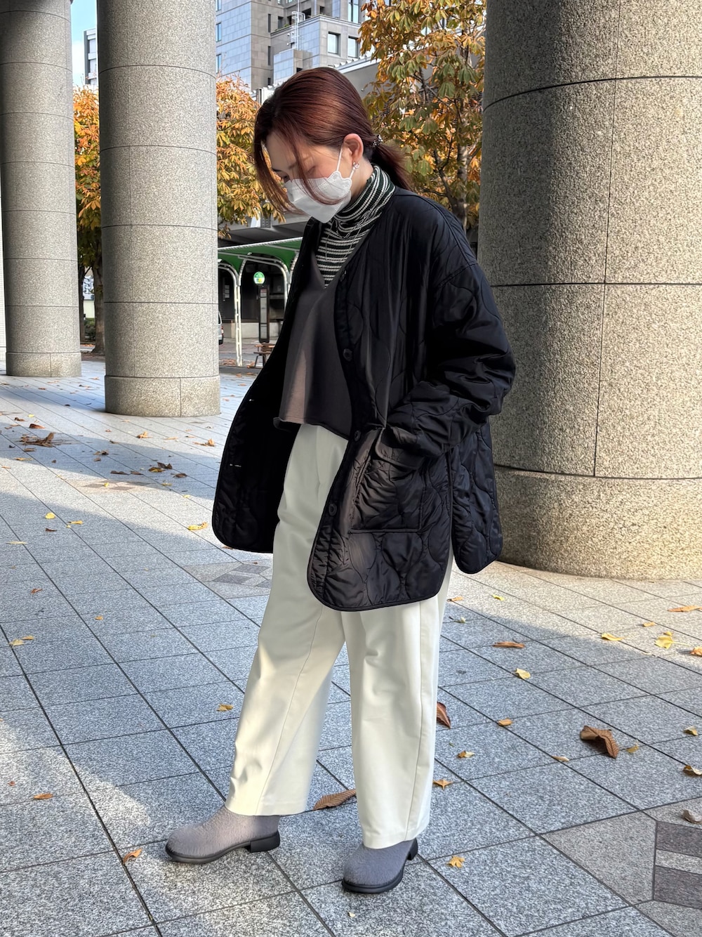 グレー系のブーツを着用したレディースの冬コーディネートの1枚目の写真