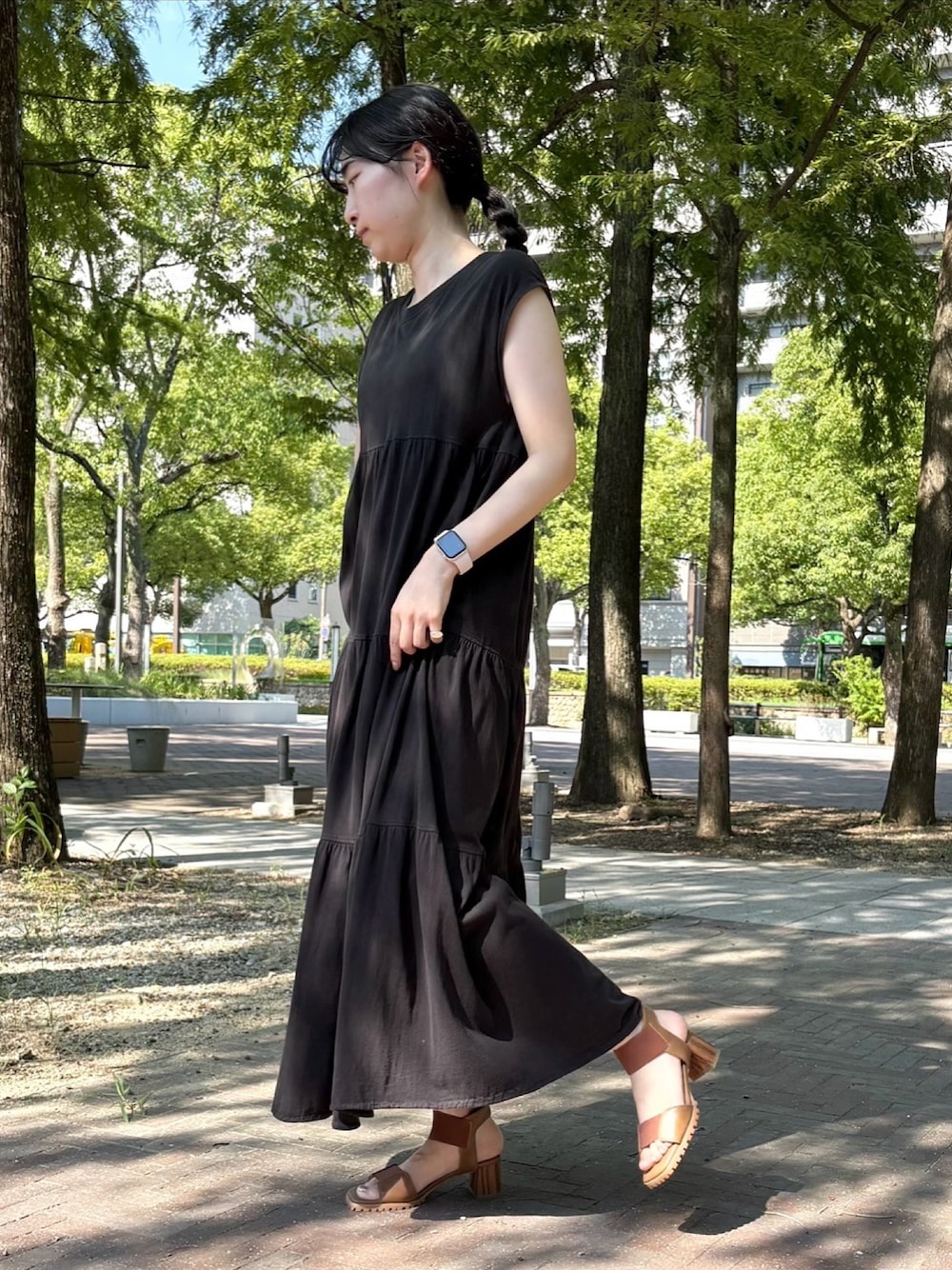 イエロー系のサンダルを着用したレディースの夏コーディネートの1枚目の写真