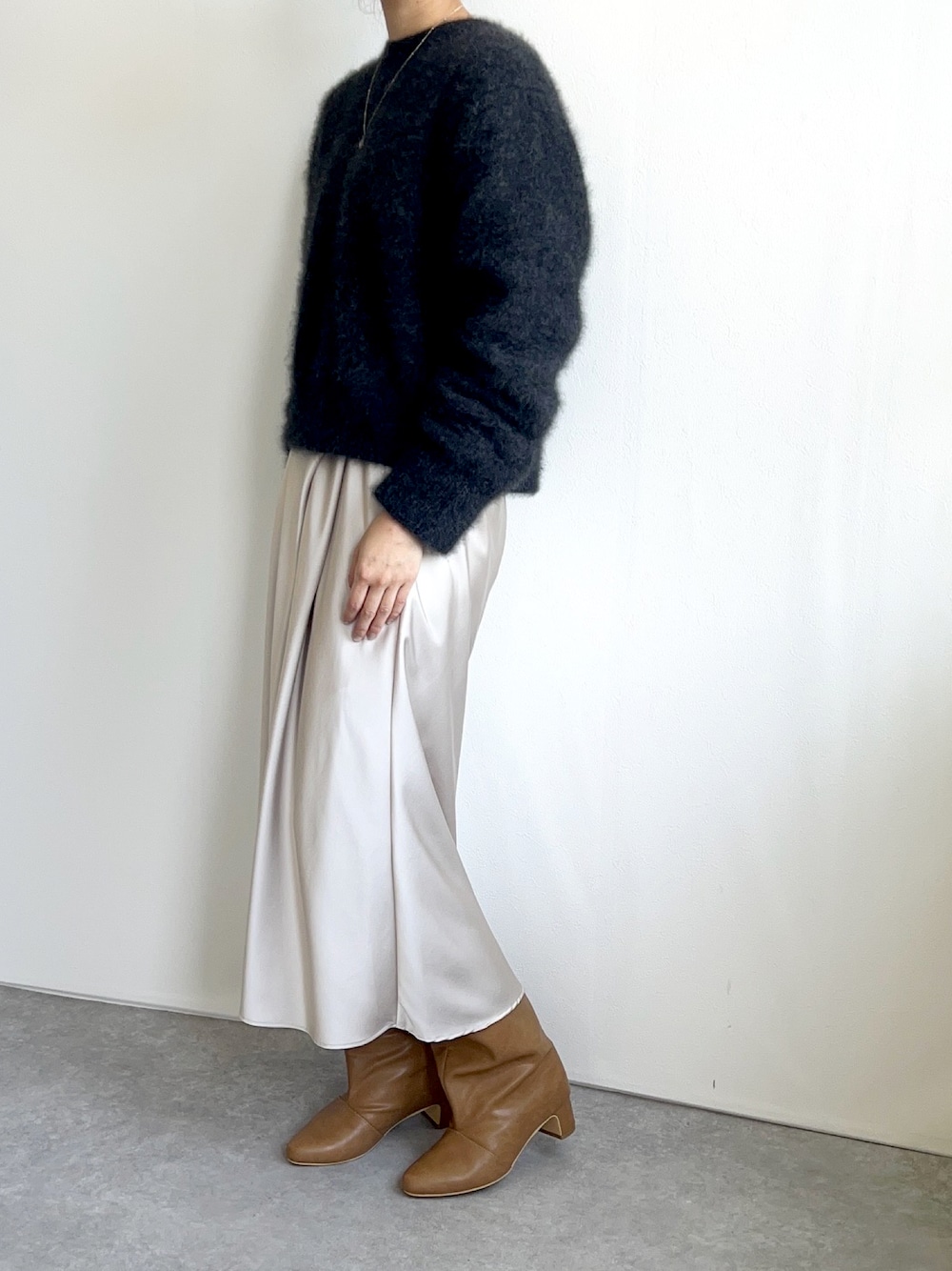 「最近のいい感じコーデ、ロングブーツ、ロングブーツコーデ、サテンスカート、ワイドシャフトブーツ、SESTO、ラクーンニット、ブーツ、ブーツスタイル、ブーツコーデ、休日スタイル、クリスマスに着たい服」｜「SESTOのワイドシャフトミドルヒールロングブーツ　/ｒ（ブーツ、ブラック系）」を使った、靴屋の人さん（レディース・158cm）の冬コーディネートの1枚目の写真