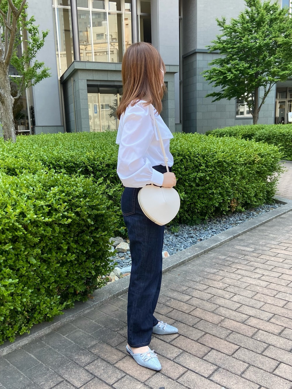 「サンダル、リボン、シューズ、パンプス、デニム、ハートバッグ、リボンサンダル、甘めカジュアル」｜「SESTOのダブルリボンゴムフィットサンダル（サンダル、シルバー系）」を使った、靴屋の人さん（レディース・148cm）の夏コーディネートの1枚目の写真