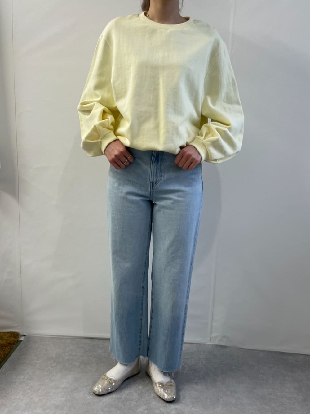 「冬を彩る色いろコーデ、大人カジュアル、スウェット、デニム、デニムパンツ、カラースウェット、イエロー、推し色コーデ、SESTO、プチプラ、プチプラコーデ、パンプス、バレエシューズ、スパンコール、スパンコールパンプス」｜「SESTOのスパンコールバレエシューズ　/ｒ（バレエシューズ、ホワイト系）」を使った、靴屋の人さん（レディース・165cm）の冬コーディネートの1枚目の写真