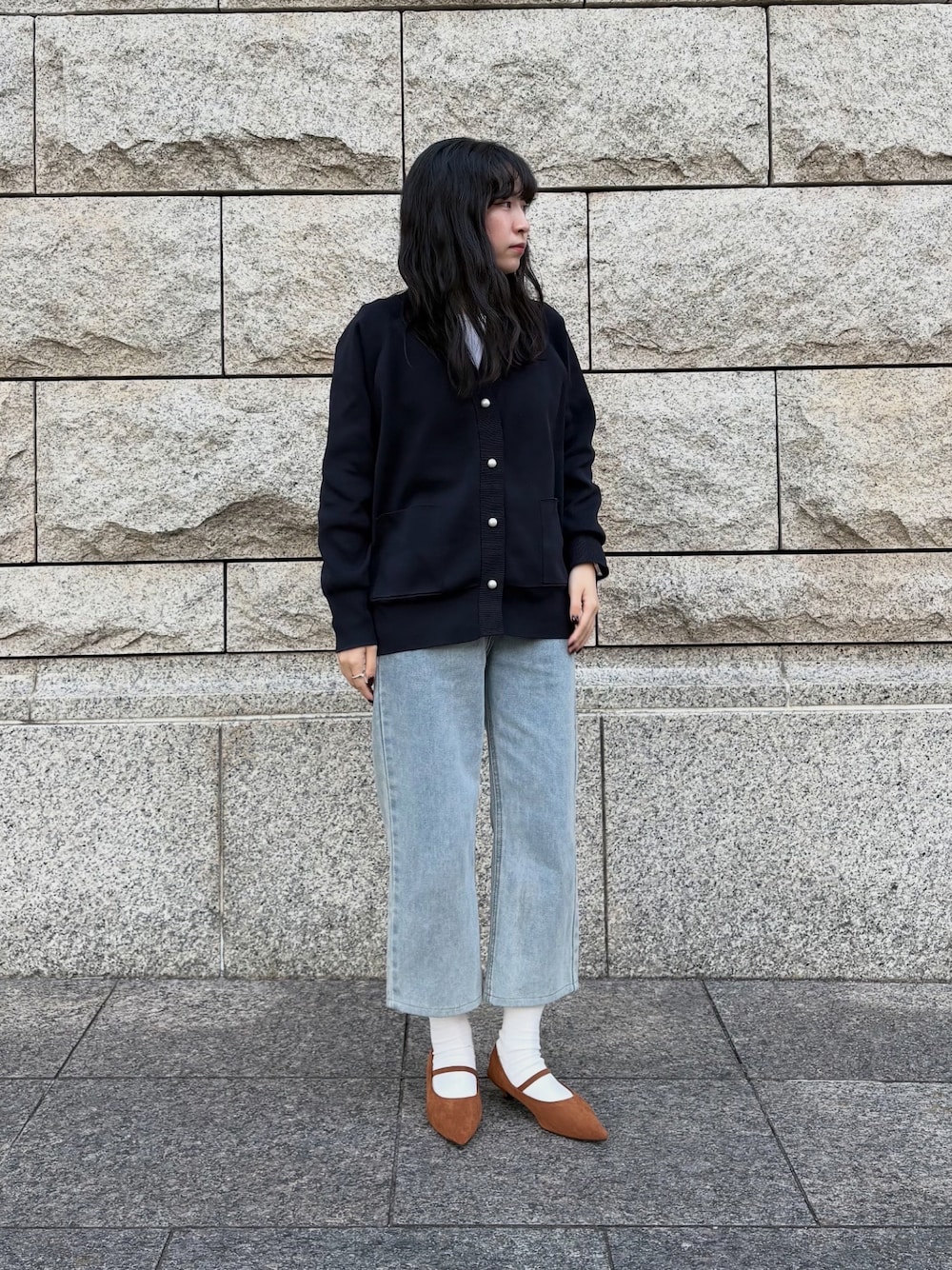 イエロー系のパンプスを着用したレディースの秋コーディネートの1枚目の写真