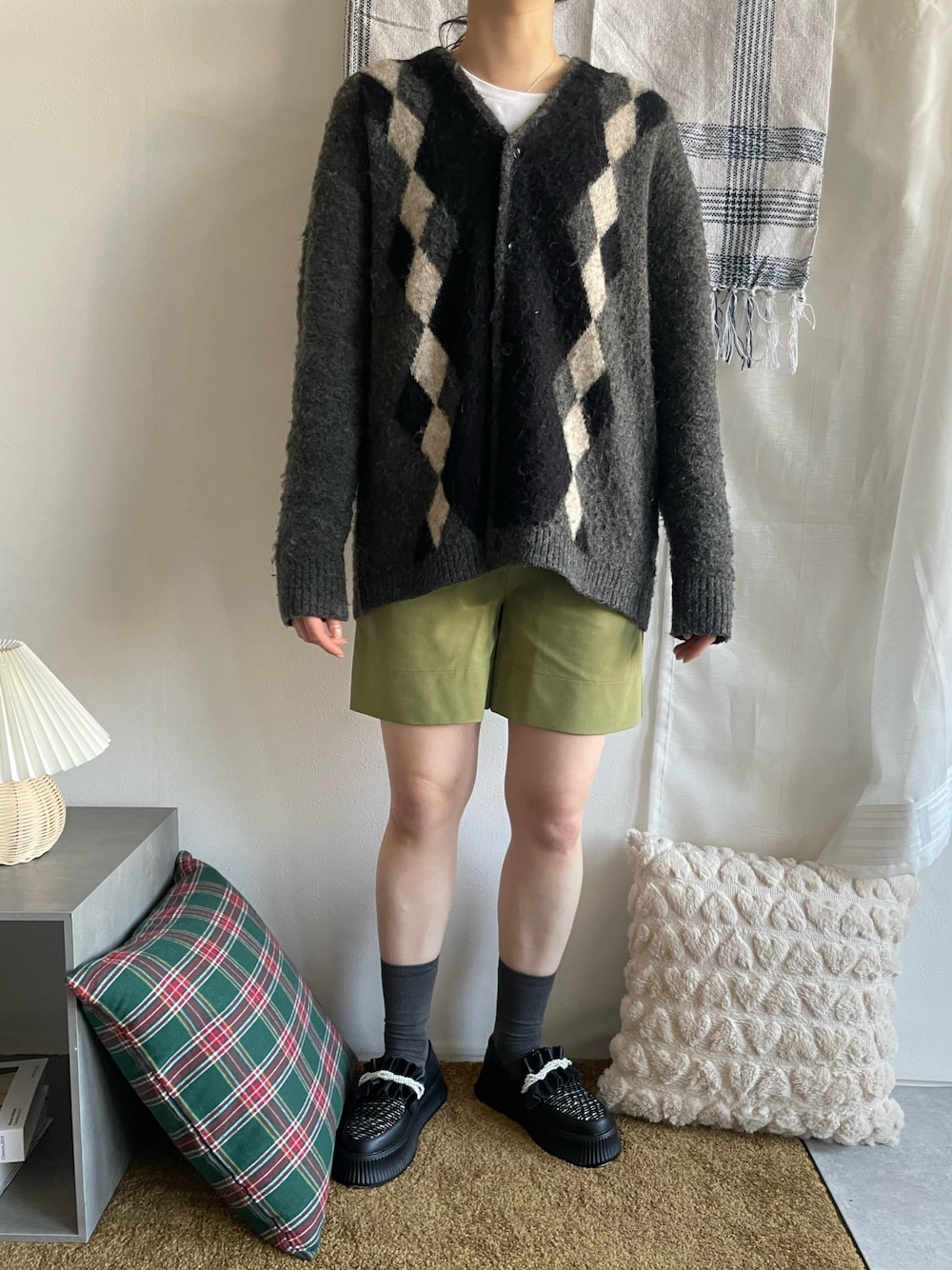 「ゆるコーデ、冬ファッション、カーディガン、ショーパン、ショートパンツ、スニーカー、アーガイル柄、大人可愛い、シンプルコーデ、スリッポン、スリッポンスニーカー、シンプル、SESTO、フェイクレザー、パンツコーデ」｜「SESTOのパールモチーフ厚底スリッポンスニーカー　/ｒ（スリッポン、ブラック系）」を使った、靴屋の人さん（レディース・165cm）の冬コーディネートの1枚目の写真