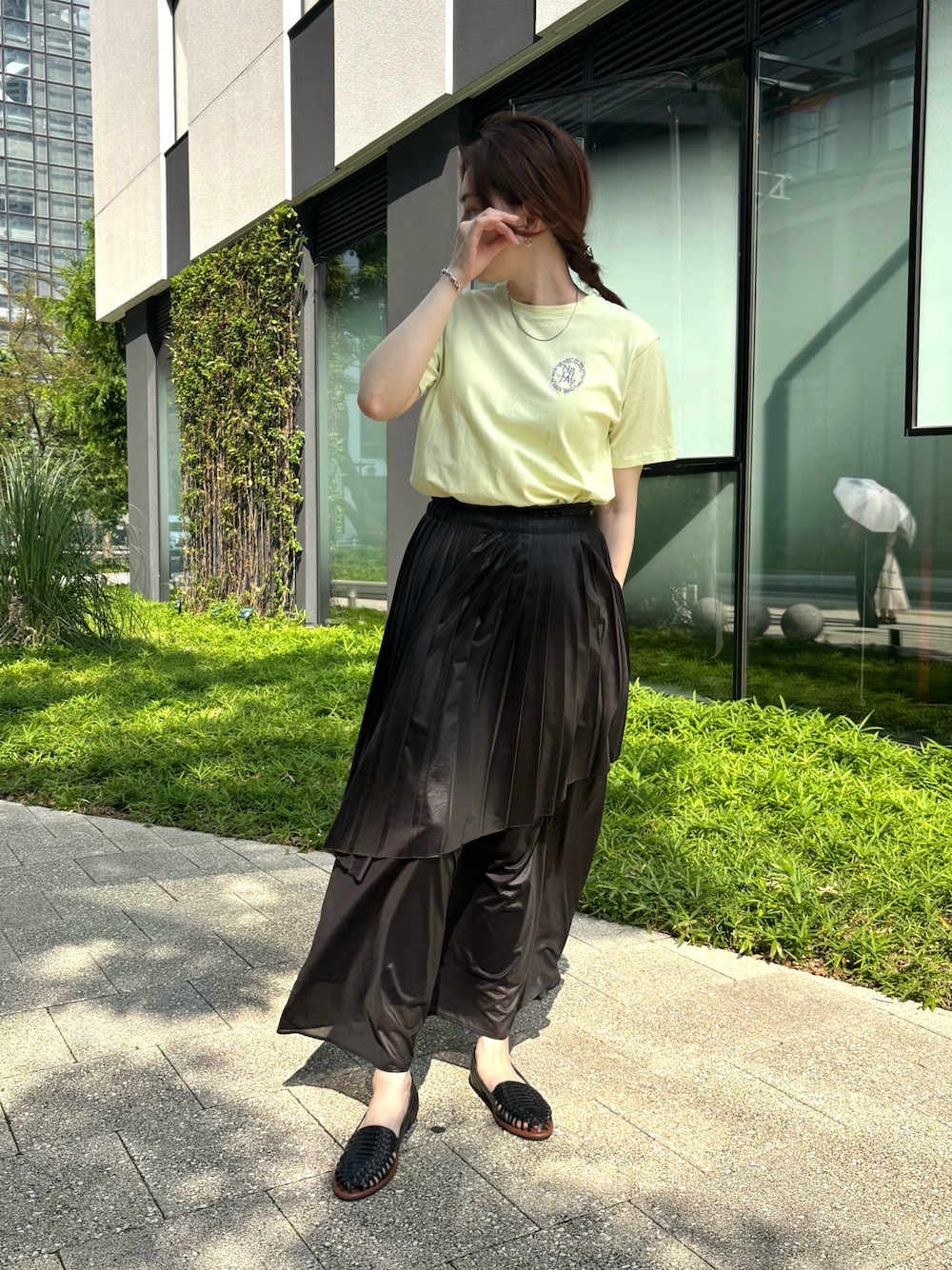 「グルカサンダル、サンダルに靴下、ママコーデ、ママファッション、Tシャツ、靴下コーデ」｜「SESTOの柔らか編み込みメッシュのグルカサンダル　/ｒ（サンダル、ブラック系）」を使った、靴屋の人さん（レディース・163cm）の夏コーディネートの1枚目の写真