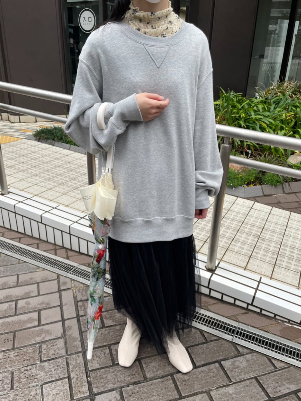 「ファッションを楽しもう、秋冬コーデ、スポーツミックス、ゆるコーデ、古着MIX、タートルネック、低身長女子、SESTO、スウェット、レインブーツ、レインシューズ、オトナカジュアル、モノトーンコーデ、ショートブーツ、レイヤードスタイル」｜「SESTOの生活防水。レイン仕様スクエアトゥローヒールショートレインブーツ（レインシューズ、ホワイト系）」を使った、靴屋の人さん（レディース・153cm）の冬コーディネートの1枚目の写真