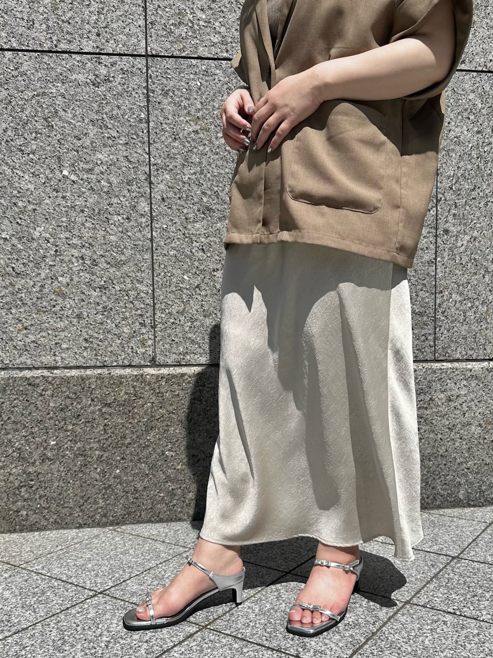 シルバー系のサンダルを着用したレディースの夏コーディネートの1枚目の写真