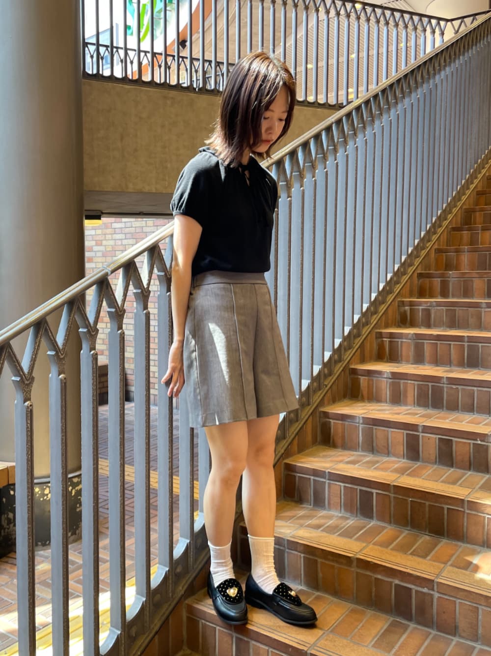 「秋服、韓国ファッション、ローファー、ハーフパンツ、プチプラ、秋コーデ、モノトーン、モノトーンコーデ、大人ガーリー、SESTO、白靴下、白靴下×ローファー、おしゃれさんと繋がりたい、オトナカワイイ」｜「SESTOのハートモチーフローファー（ローファー、ブラック系）」を使った、靴屋の人さん（レディース・155cm）の秋コーディネートの1枚目の写真
