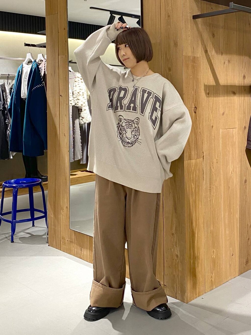 ブラック系のその他シューズ、ベージュ系のその他パンツ、ベージュ系のニット/セーターを着用したレディースの秋コーディネートの1枚目の写真