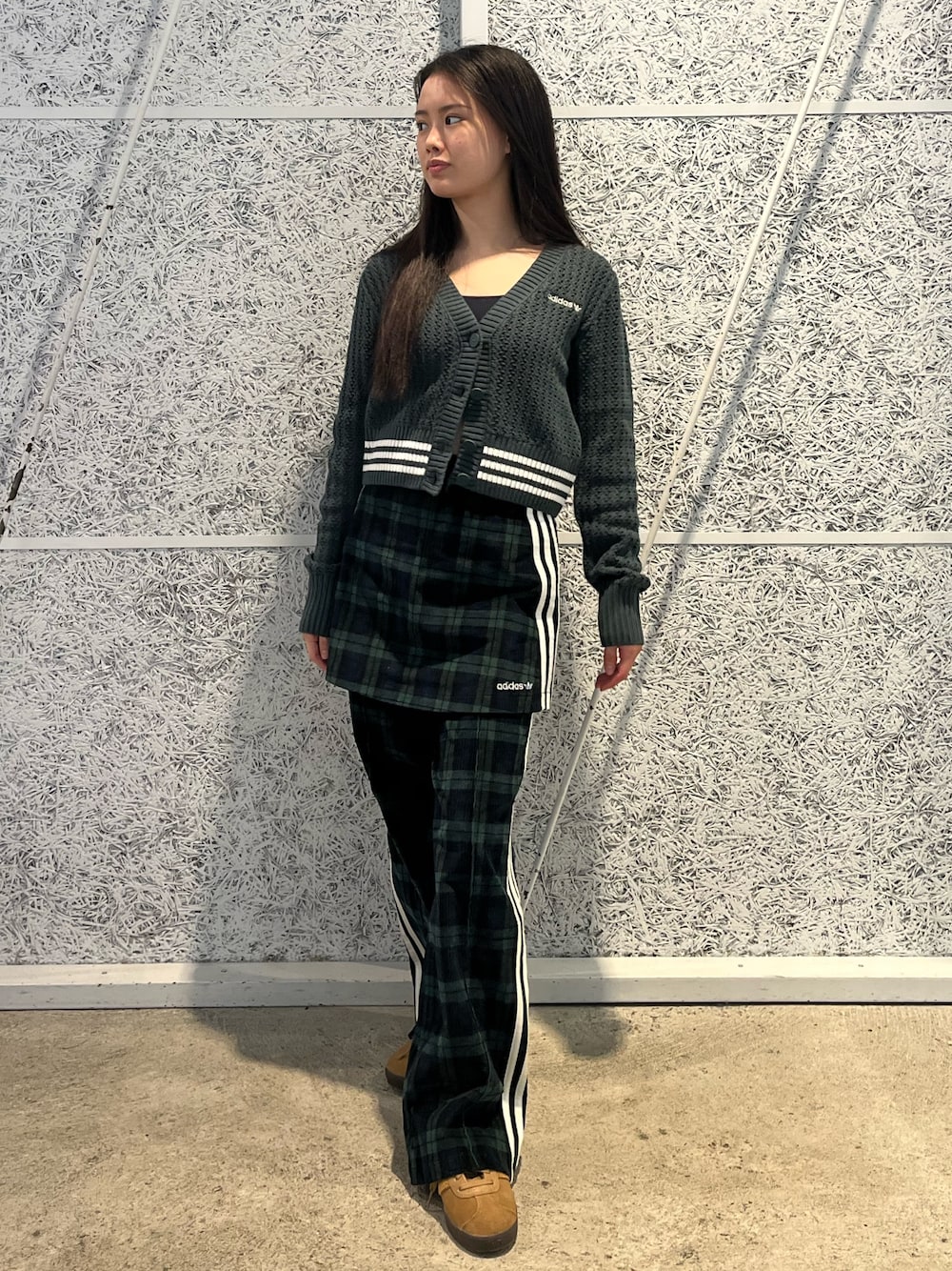 「スニーカー、スカート、ニットカーディガン、adidas、アディダス、ワイドパンツ、タータンチェック、adidas originals、アディダスオリジナルス、ガゼル」｜「adidasのガゼル / Gazelle/ アディダスオリジナルス adidas Originals（スニーカー、ブラウン系）」を使った、MTさん（レディース・155cm）の秋コーディネートの1枚目の写真