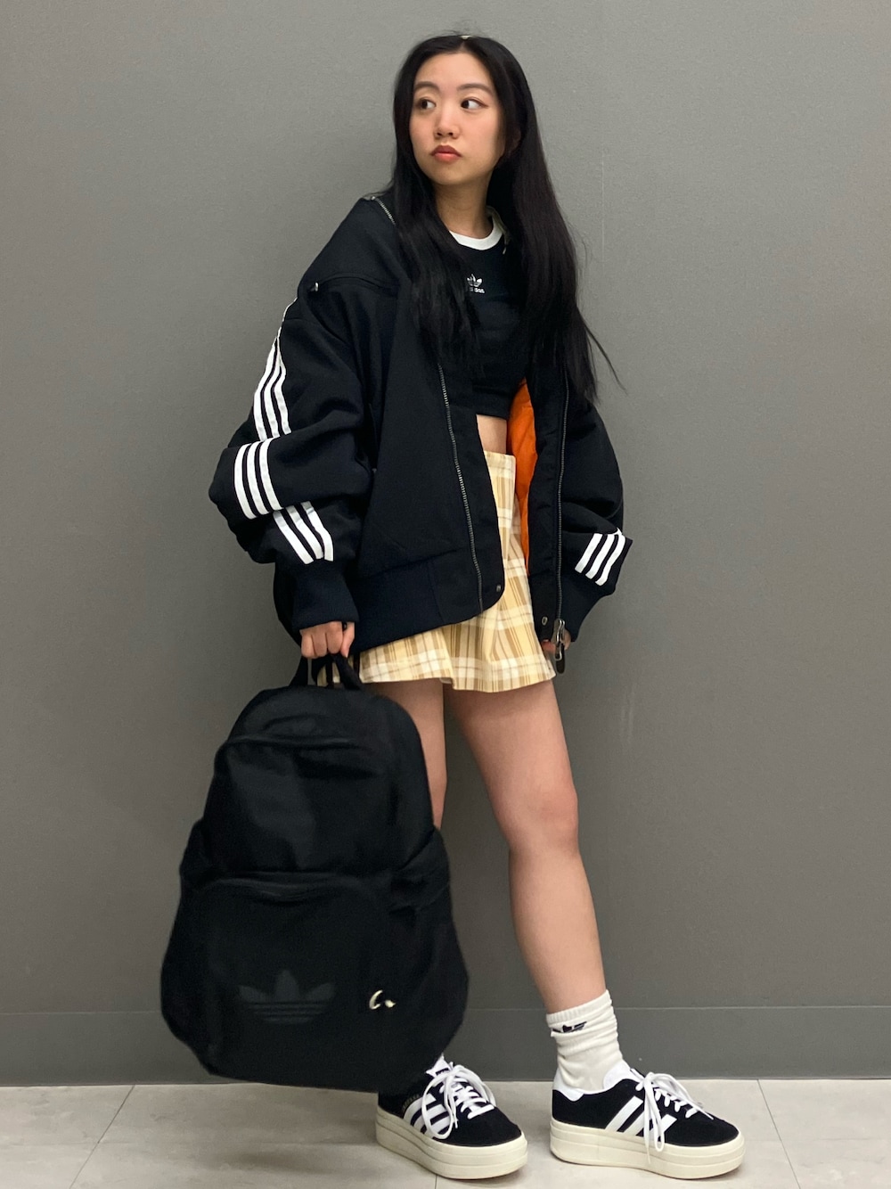 「スニーカー、アウター、バックパック、adidas、アディダス、adidas originals、クロップドトップス、タータンチェックスカート、ガゼル、パデッドジャケット」｜「adidasのスリーストライプス 半袖ベビーTシャツ / アディダスオリジナルス adidas Originals（Tシャツ/カットソー、ブラック系）」を使った、MAさん（レディース・148cm）の冬コーディネートの1枚目の写真