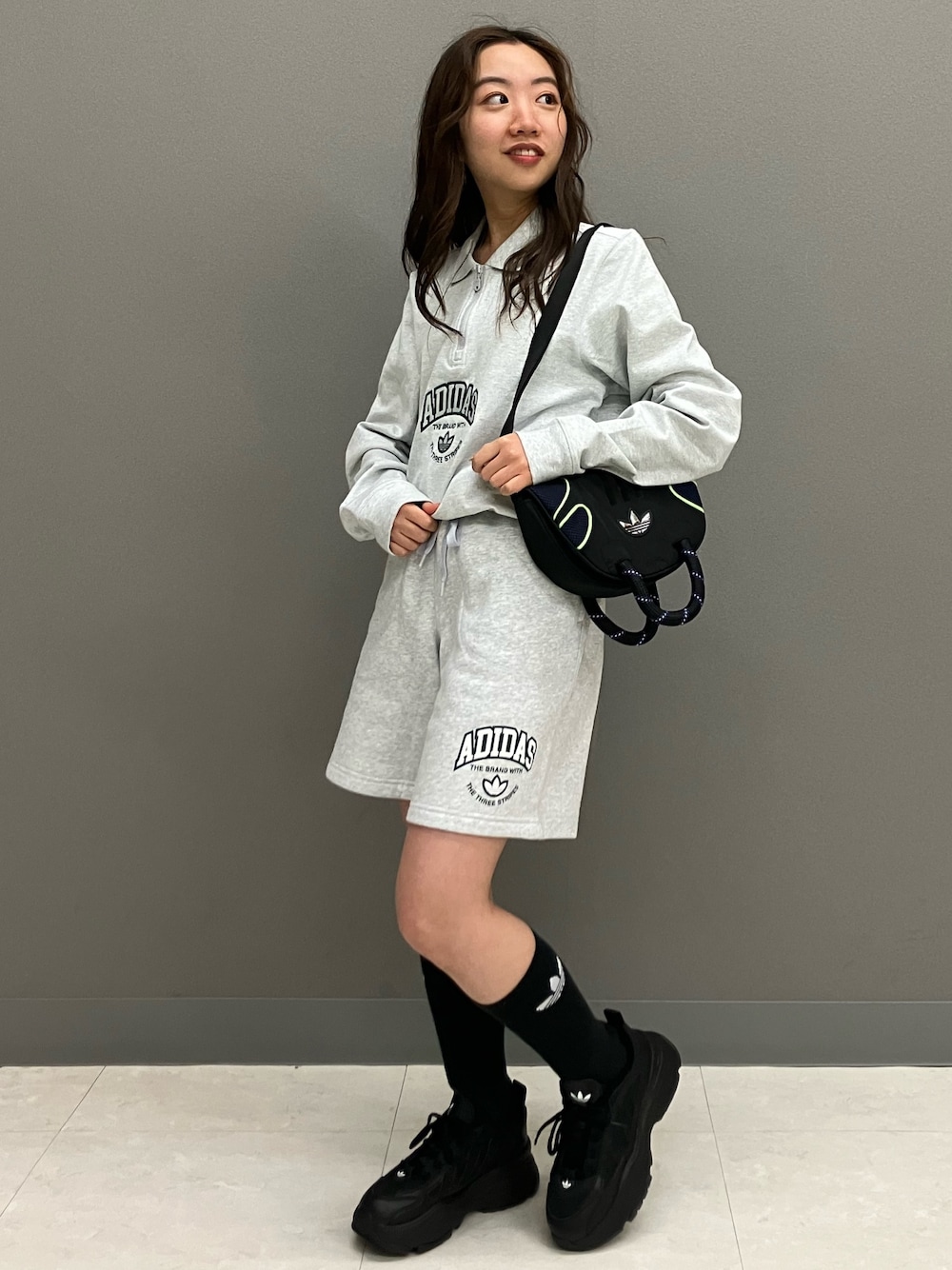 「セットアップ、adidas、アディダス、ハーフパンツ、ポロシャツ、adidas originals、厚底スニーカー、アディダスオリジナルス、サッチェルバッグ、オズガイア」｜「adidasのトレフォイル クッション クルーソックス 3足組 / アディダスオリジナルス adidas Originals（ソックス/靴下、ブラック系）」を使った、MAさん（レディース・148cm）の春コーディネートの1枚目の写真
