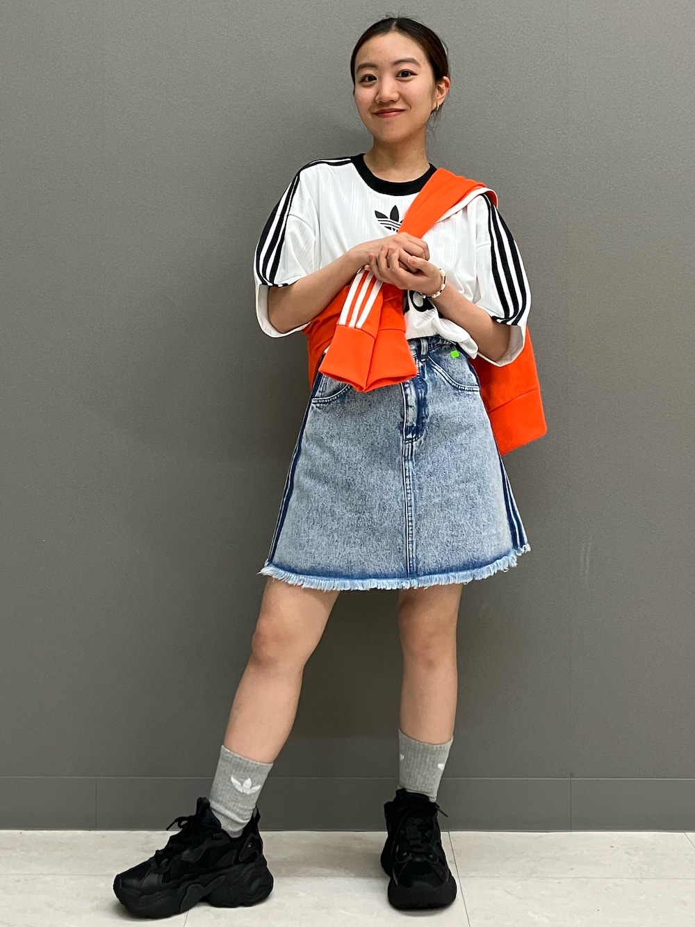 「adidas、デニムスカート、アディダス、adidas originals、厚底スニーカー、アディダスオリジナルス、半袖Ｔシャツ、トラックトップ、クセニア・シュナイダー、オズテミス」｜「adidasのオズテミス / OZTHEMIS / アディダスオリジナルス adidas Originals（スニーカー、ブラック系）」を使った、MAさん（レディース・148cm）の春コーディネートの1枚目の写真