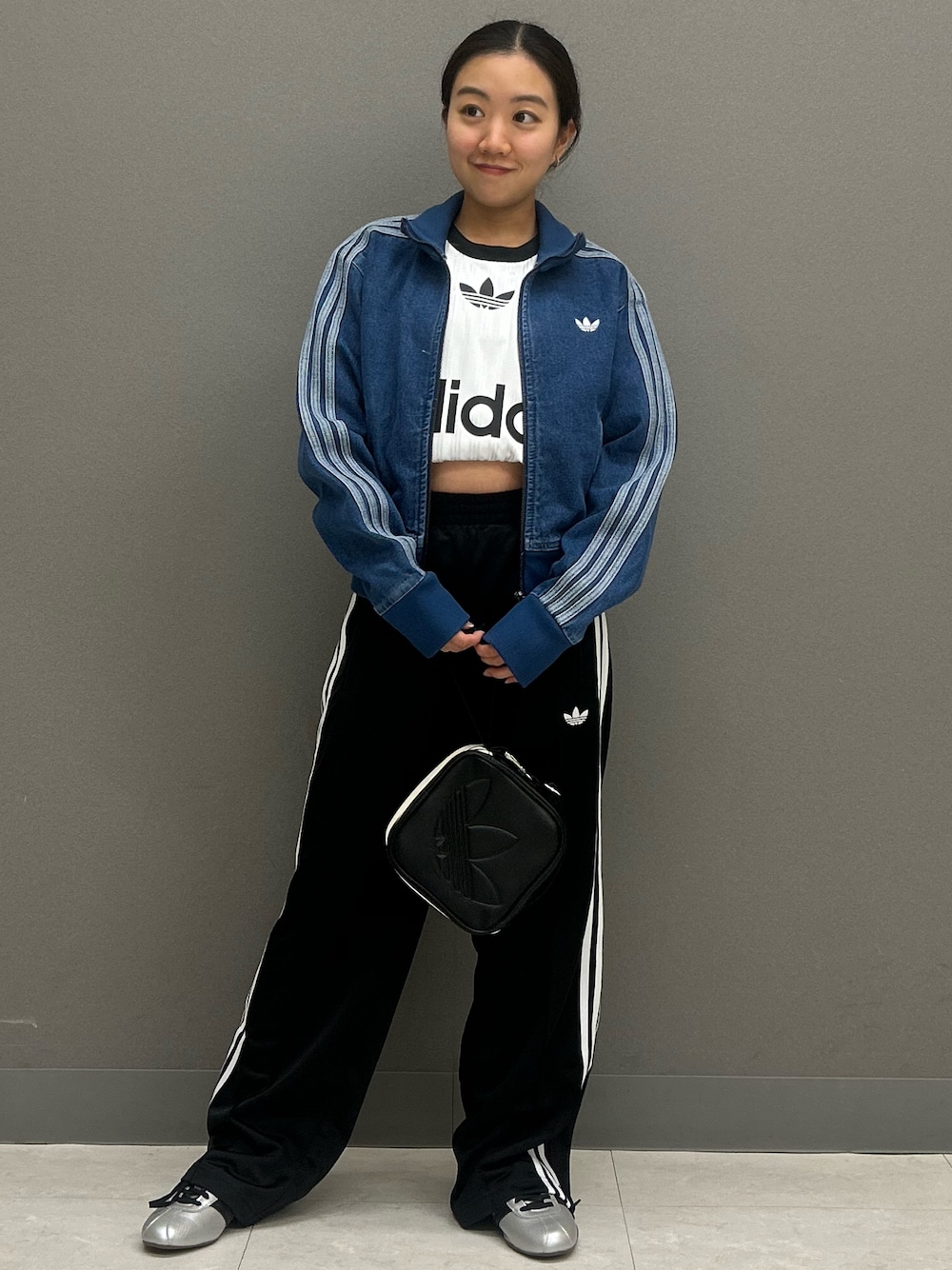「デニム、デニムジャケット、adidas、アディダス、アディダス(adidas)、トラックパンツ、adidas originals、アディダスオリジナルス」｜「adidasのアディカラー 半袖Tシャツ / アディダスオリジナルス adidas Originals（Tシャツ/カットソー、ホワイト系）」を使った、MAさん（レディース・148cm）の春コーディネートの1枚目の写真