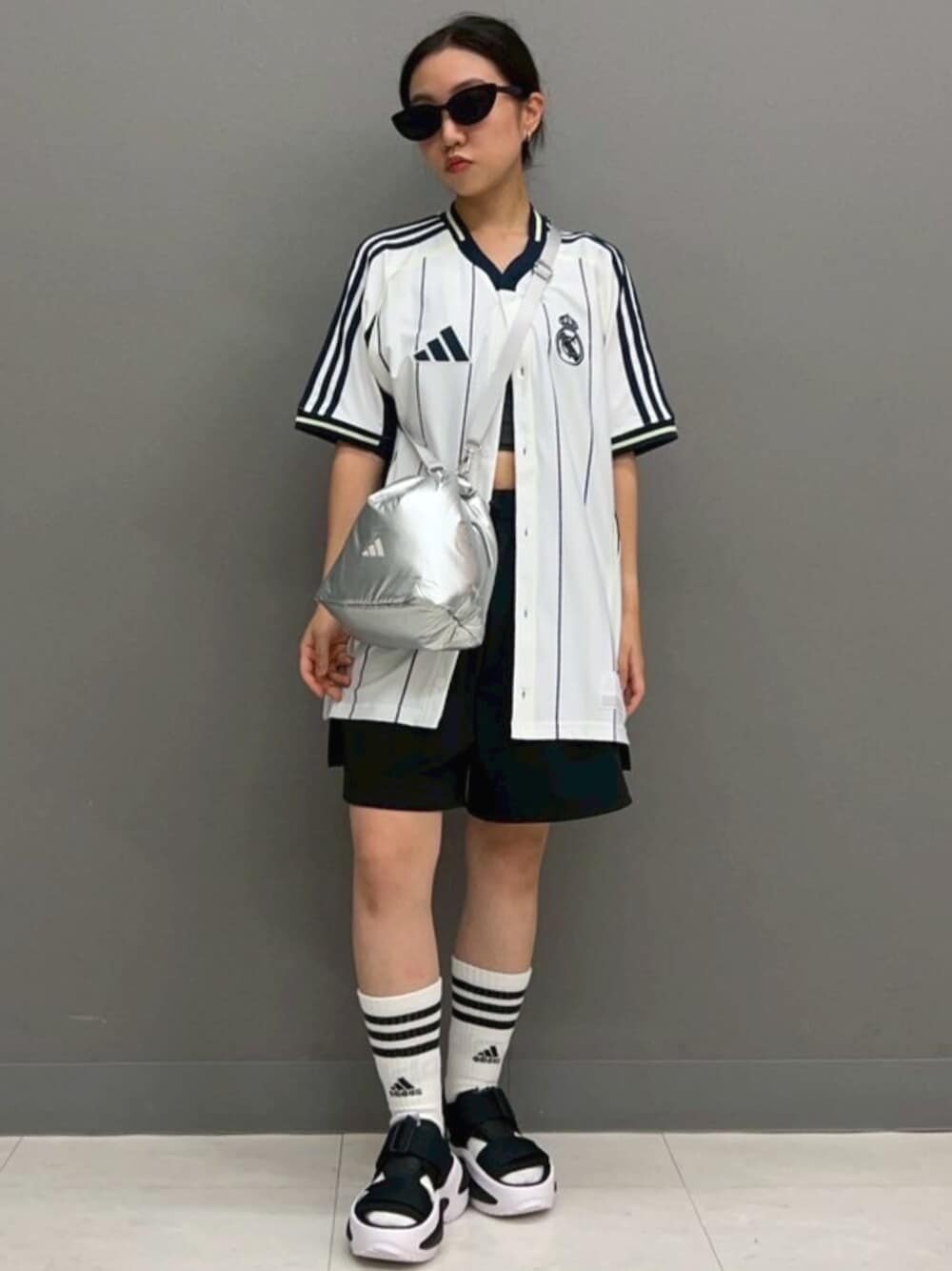 「ボーダー、厚底サンダル、ショートパンツ、ショルダーバッグ、スポーツミックス、adidas、アディダス、ユニフォーム」｜「adidasのスリーストライプス クッション クルー ソックス 3足組 / アディダス adidas（ソックス/靴下、ホワイト系）」を使った、MAさん（レディース・148cm）の夏コーディネートの1枚目の写真