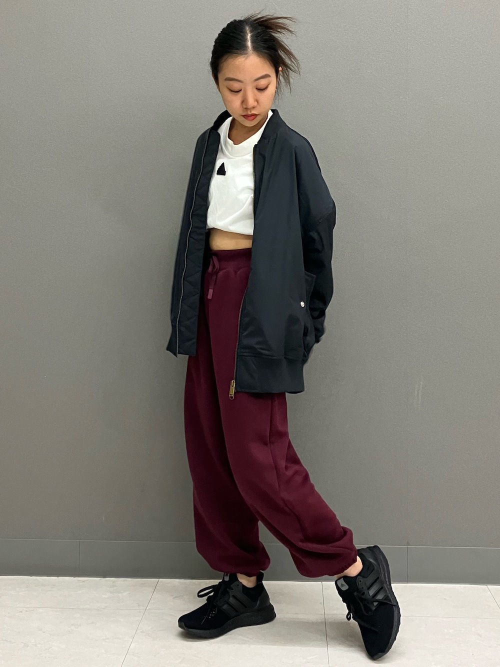 「スニーカー、ジャケット、アウター、adidas、スポーツウェア、アディダス、ボンバージャケット、ウルトラブースト」｜「adidasのカレッジ ルーズフィット ボンバージャケット / アディダス adidas（MA-1、ブラック系）」を使った、MAさん（レディース・148cm）の秋コーディネートの1枚目の写真