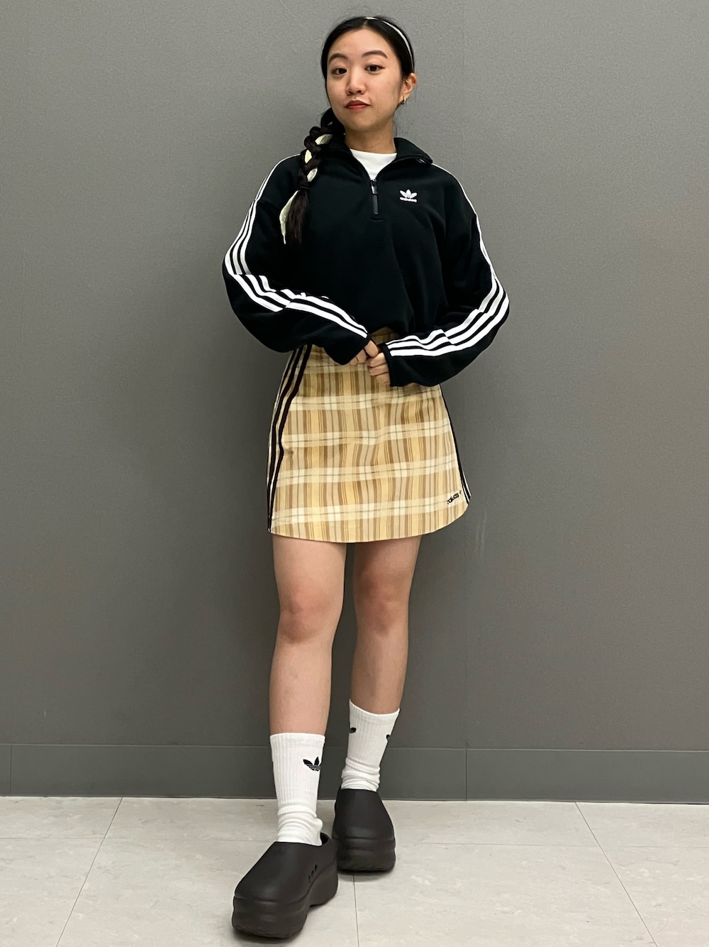 「スウェット、スカート、adidas、アディダス、タータンチェック、adidas originals、アディダスオリジナルス、厚底サンダル、ハーフジップ、アディフォーム」｜「adidasのコーデュロイ タータンスカート / アディダスオリジナルス adidas Originals（スカート、ベージュ系）」を使った、MAさん（レディース・148cm）の秋コーディネートの1枚目の写真