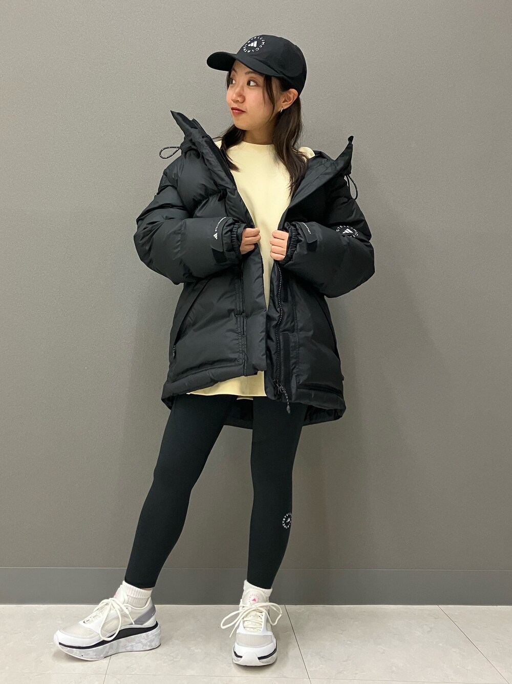 「アウター、キャップ、adidas、アディダス、ステラマッカートニー、厚底シューズ、adidas by Stella McCartney、タイツ・レギンス」｜「adidas by Stella McCartneyの【adidas by Stella McCartney】 キャップ（キャップ、ブラック系）」を使った、MAさん（レディース・148cm）の冬コーディネートの1枚目の写真