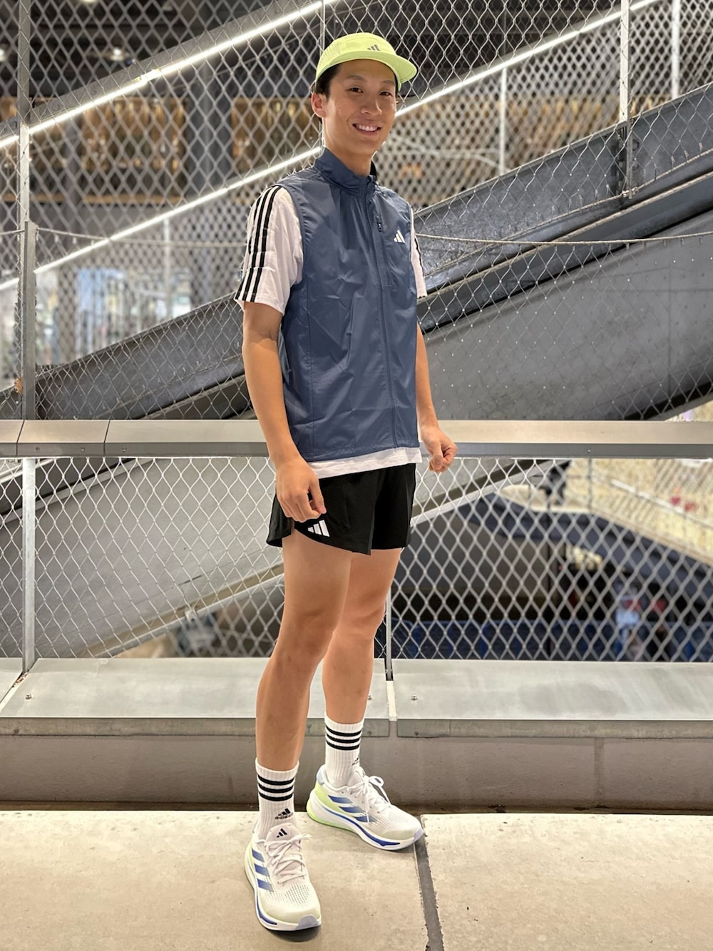 「スニーカー、adidas、アディダス、ランニング、ランニングシューズ、パフォーマンス、superNova、ランニングウェア、スーパーノヴァ、ジム・トレーニング」｜「adidasのオウン ザ ラン ベスト（ジャケット/アウター、ブルー系）」を使った、MTさん（メンズ・178cm）の春コーディネートの1枚目の写真