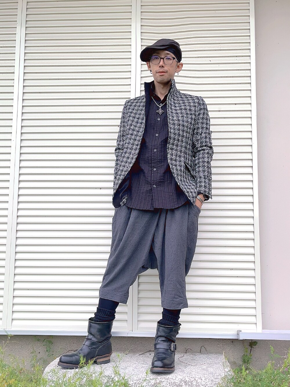 「オトナカジュアル、キレイめ、レイヤードスタイル、お洒落さんとつながりたい、大人コーデ、モノトーン、低身長、モード、低身長コーデ、モノトーンコーデ、モードストリート、ブーツ、春、ユニセックス、メガネ男子」｜「Flavaのアイテム（ハンチング/ベレー帽、ブラック系）」を使った、あんちょび♂さん（メンズ・165cm）の春コーディネートの1枚目の写真