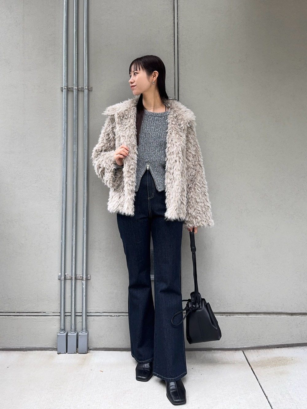 ベージュ系のその他アウター、ブルー系のデニムパンツ、ブラック系のショルダーバッグを着用したレディースの秋コーディネートの1枚目の写真