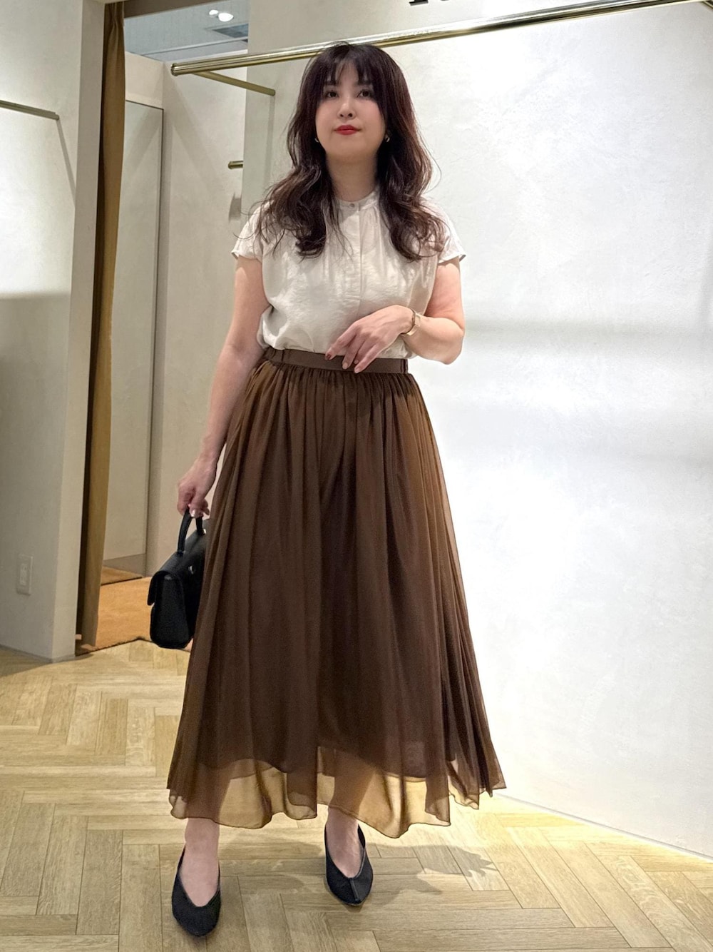 「夏コーデ、デートコーデ、お出かけコーデ、女子会コーデ、スカートスタイル、きれいめコーデ、ROPÉ、ナチュラル、イエベ秋、乾燥、トップス、シャツ/ブラウス、スカート、バッグ、ショルダーバッグ」｜「ROPE'のシアーメッシュパンプス（パンプス、ブラック系）」を使った、yayoiさん（レディース・160cm）の夏コーディネートの1枚目の写真