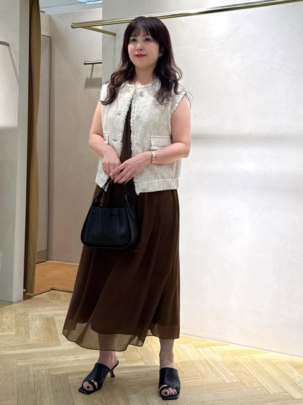 「ワンピーススタイル、ワンピスタイル、夏コーデ、デートコーデ、お出かけコーデ、女子会コーデ、フェミニンコーデ、ROPÉ、ナチュラル、イエベ秋、乾燥、トップス、ベスト、ワンピース、バッグ」｜「ROPE'の【24AW新色追加】Amelie Bag （アメリ バッグ）【メディア掲載】【一部店舗限定】（ショルダーバッグ、ブラック系）」を使った、yayoiさん（レディース・160cm）の夏コーディネートの1枚目の写真