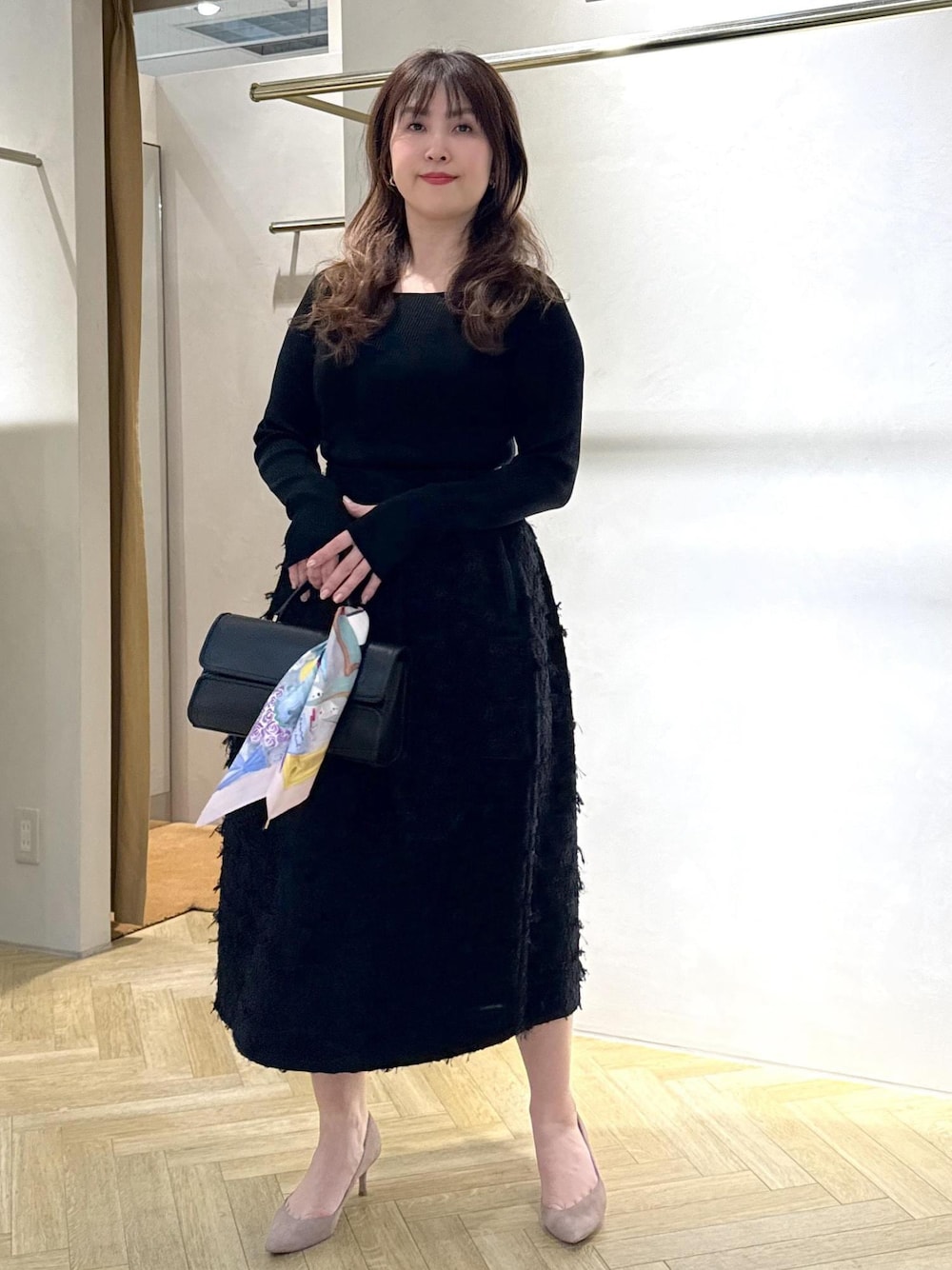 「初春コーデ、春コーデ、デートコーデ、お出かけコーデ、女子会コーデ、スカートスタイル、フェミニンコーデ、ROPÉ、ナチュラル、イエベ秋、乾燥、トップス、ニット/セーター、スカート、バッグ」｜「ROPE'の【4 ARTIST for ROPE'】コラボ シルクスカーフ/Sサイズ（バンダナ/スカーフ、ピンク系）」を使った、yayoiさん（レディース・160cm）の春コーディネートの1枚目の写真