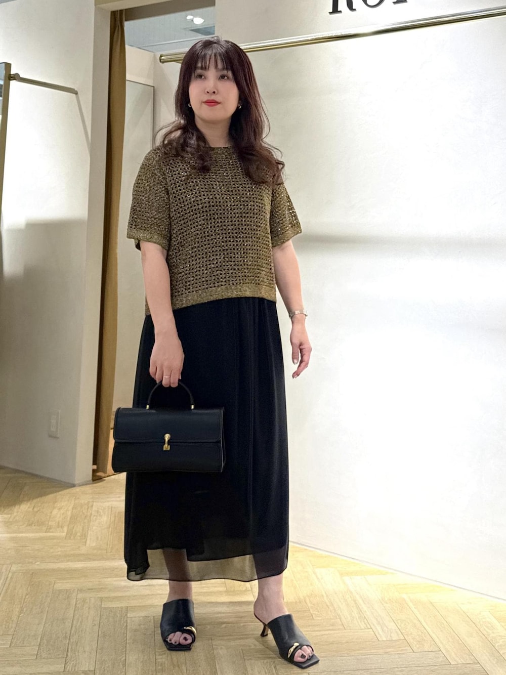 「ワンピーススタイル、ワンピスタイル、夏コーデ、お出かけコーデ、女子会コーデ、レイヤード、ROPÉ、ナチュラル、イエベ秋、乾燥、トップス、ニット/セーター、ワンピース、バッグ、ショルダーバッグ」｜「ROPE'のフラップワイドレザーハンドバッグ（ショルダーバッグ、ブラック系）」を使った、yayoiさん（レディース・160cm）の夏コーディネートの1枚目の写真