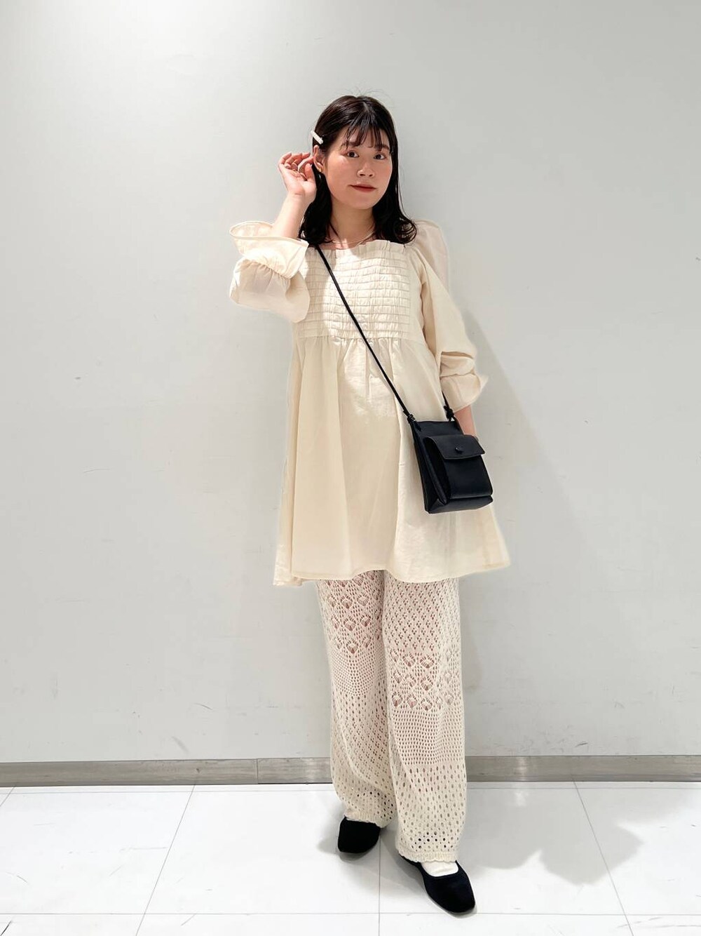 ホワイト系のその他パンツ、ブラック系のショルダーバッグ、その他のパンプスを着用したレディースの冬コーディネートの1枚目の写真