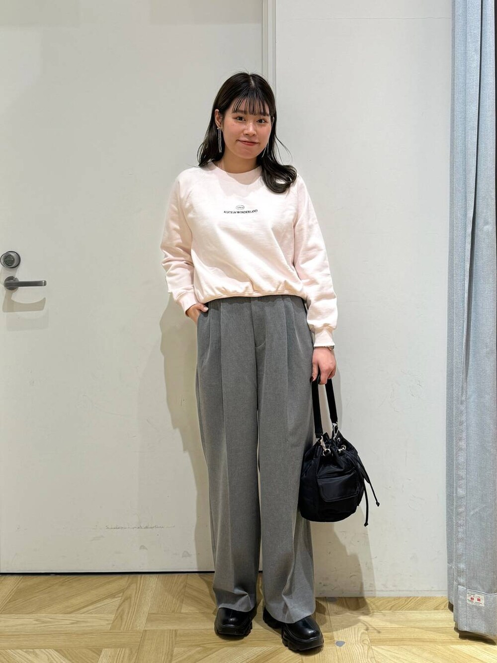 ブラック系のブーツ、ブラック系のショルダーバッグ、グレー系のその他パンツを着用したレディースの秋コーディネートの1枚目の写真