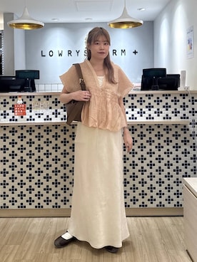「LOWRYS FARM（ローリーズファーム）のストレッチサテンスカート　 290120（スカート、ホワイト系）」を使った、まゆゆさん（レディース・159cm）の春コーディネート