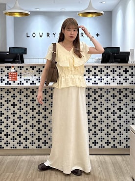 「LOWRYS FARM（ローリーズファーム）のストレッチサテンスカート　 290120（スカート、ホワイト系）」を使った、まゆゆさん（レディース・159cm）の春コーディネート