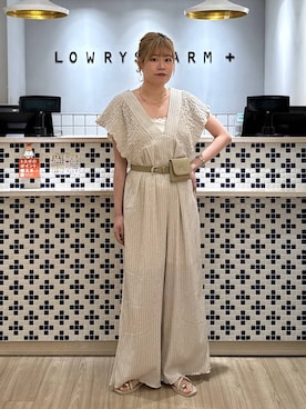 「LOWRYS FARM（ローリーズファーム）のヨウリュウシャーリングサロペット 289959（サロペット/オーバーオール、ベージュ系）」を使った、まゆゆさん（レディース・159cm）の夏コーディネート