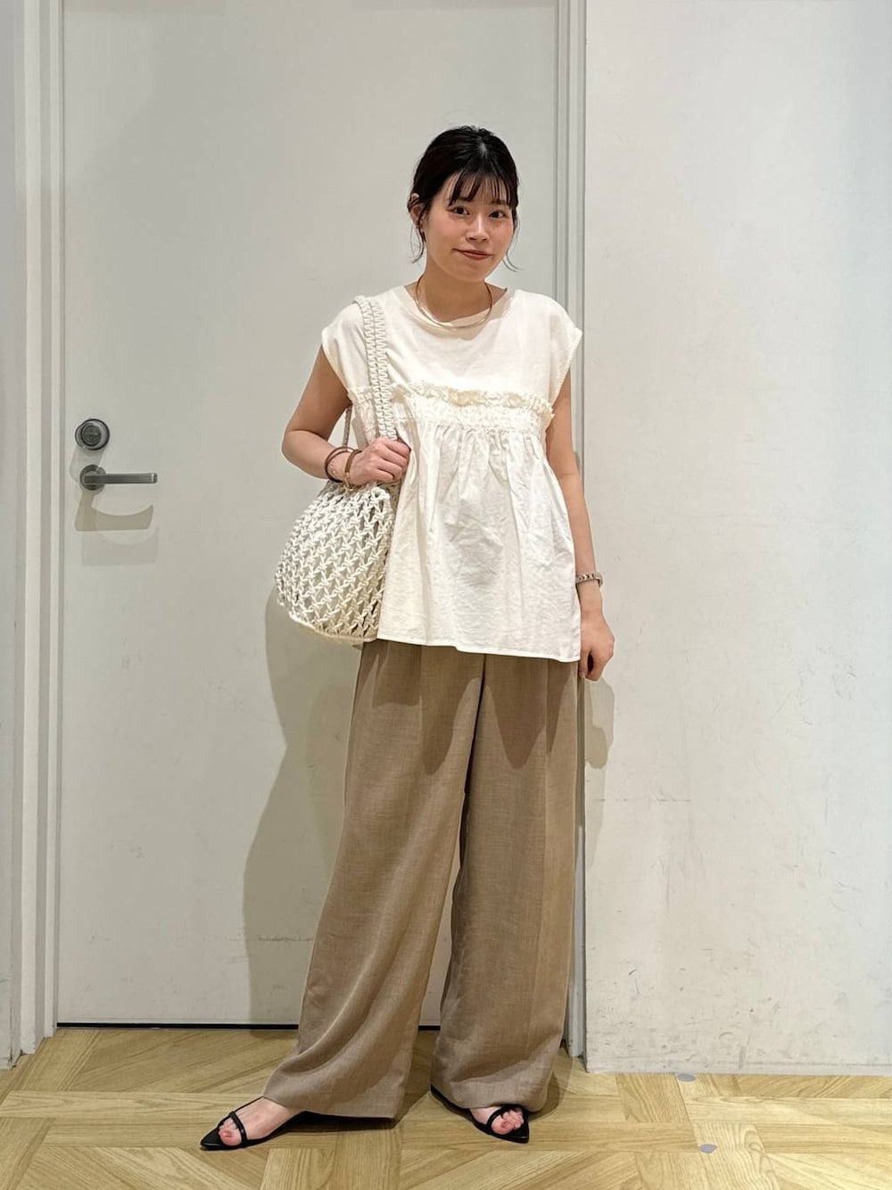 「ワントーン、フェミニン、きれいめ、ローリーズスタイル_LOWRYS FARM、カジュアル、LOWRYS FARM、スラックス、パンツ、ノースリーブ、淡色コーデ」｜「LOWRYS FARMのステンレスフープチョーカー 127295（チョーカー、ゴールド系）」を使った、まゆゆさん（レディース・159cm）の夏コーディネートの1枚目の写真