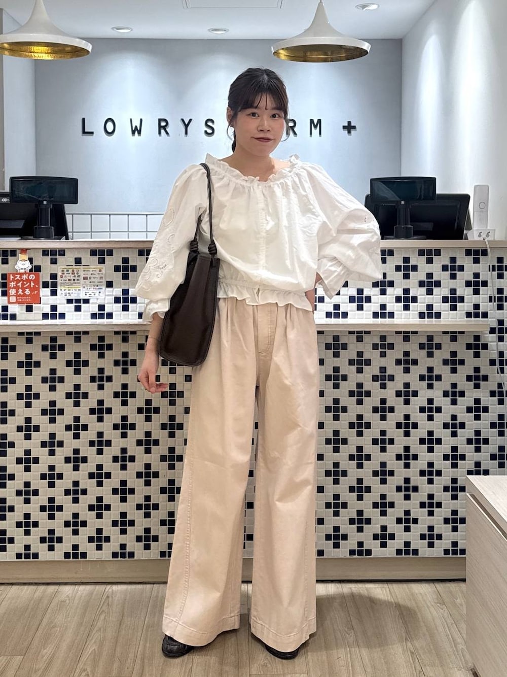 ピンク系のデニムパンツ、ブラウン系のローファー、ブラウン系のトートバッグを着用したレディースの春コーディネートの1枚目の写真