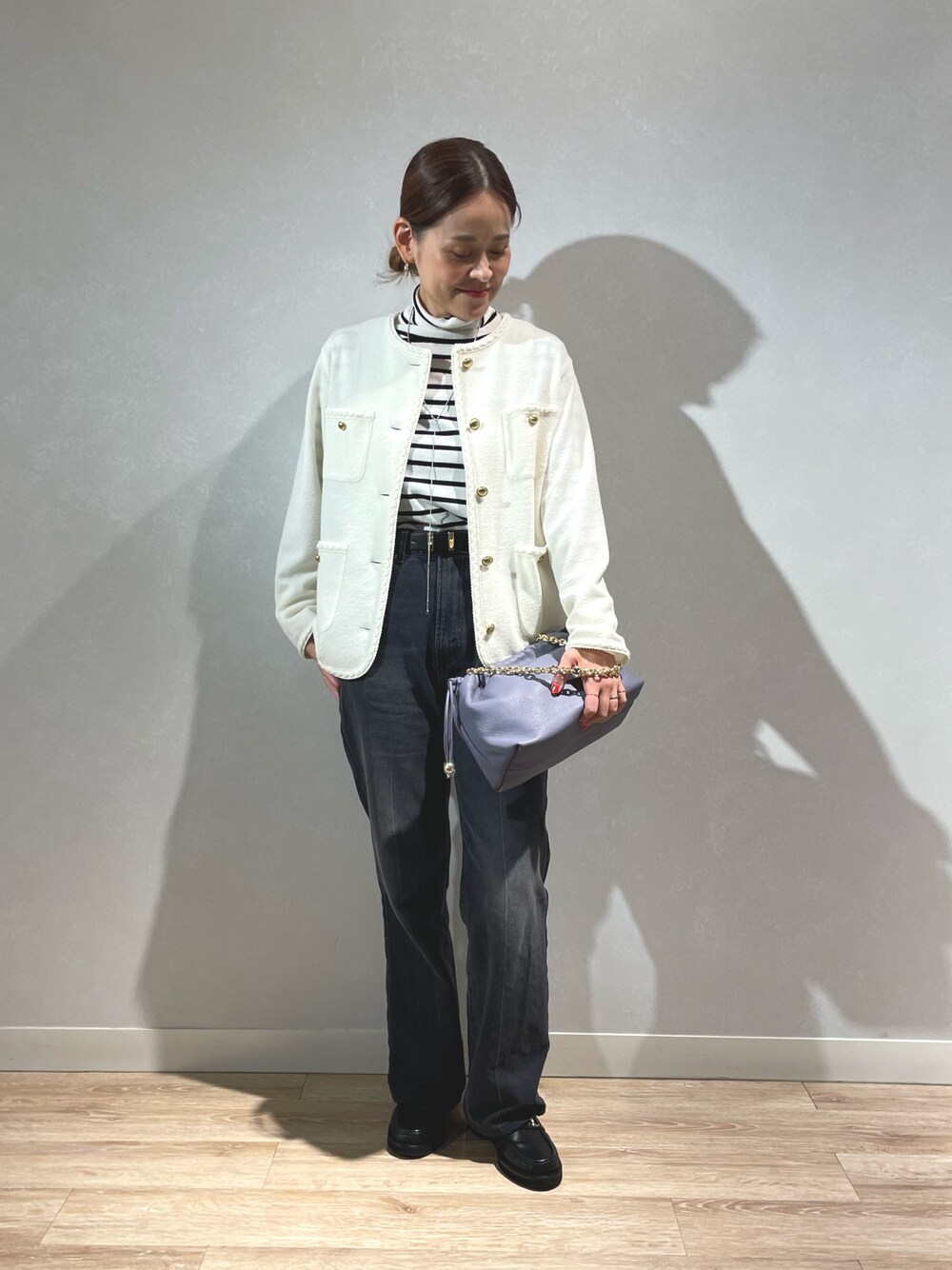 「デニム、ブラックデニム、ボーダーニット、モノトーンコーデ」｜「NOLLEY’S Sophiのパイピングカーデジャケット（ノーカラージャケット、ホワイト系）」を使った、imaiさん（レディース・159cm）の秋コーディネートの1枚目の写真