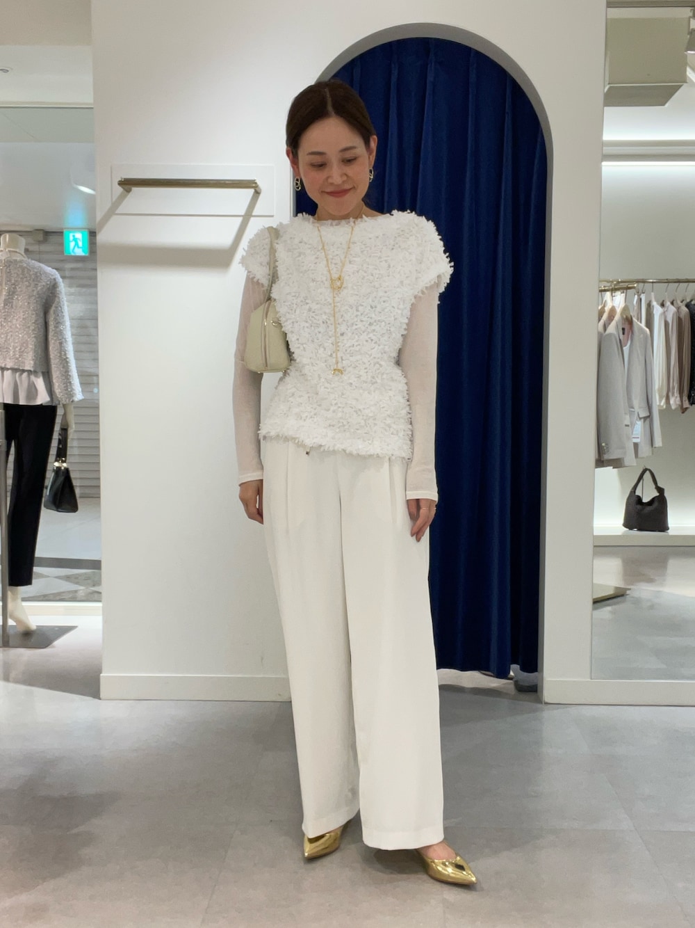 「大人コーデ、パンツコーデ、キレイめ、春先取り、ワントーンコーデ」｜「NOLLEY’S Sophiのリボンニットツイードベスト（シャツ/ブラウス、ホワイト系）」を使った、imaiさん（レディース・159cm）の冬コーディネートの1枚目の写真
