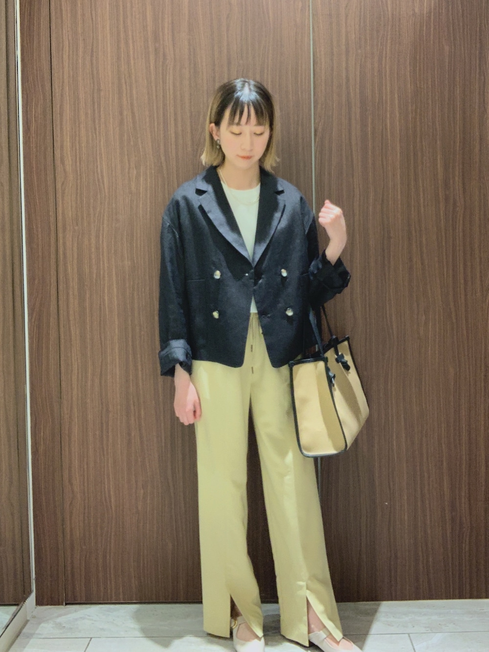 「お出かけコーデ、ジャケット、フレアパンツ、オフィスカジュアル、低身長コーデ、150cm台コーデ、30代コーデ、イエベ、骨格ウェーブ、qualite、リネンジャケット」｜「qualiteのミックスカラーラミージャケット（テーラードジャケット、グレー系）」を使った、さきてぃさん（骨格ウェーブ・レディース・153cm）の春コーディネートの1枚目の写真