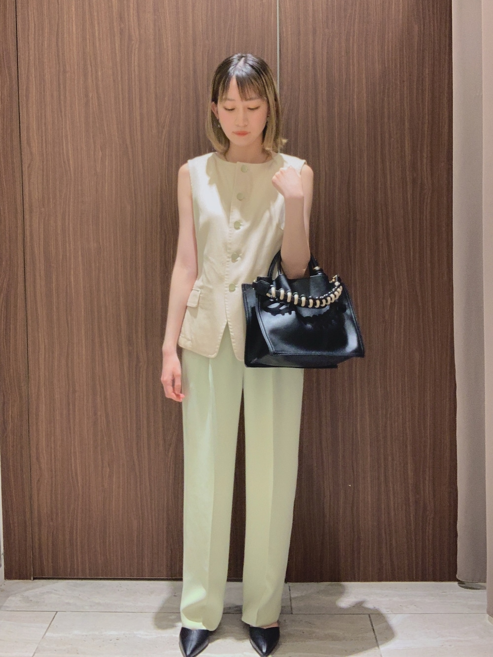 「キレイめコーデ、大人女子、30代コーデ、150cm台コーデ、イエベ春、イエベ、骨格ウェーブ、オフィスカジュアル、qualite、春夏コーデ、パンツスタイル、初夏コーデ」｜「qualiteの【セットアップ対応】トルコサテンストレートパンツ（スラックス、グリーン系）」を使った、さきてぃさん（骨格ナチュラル・レディース・153cm）の春コーディネートの1枚目の写真