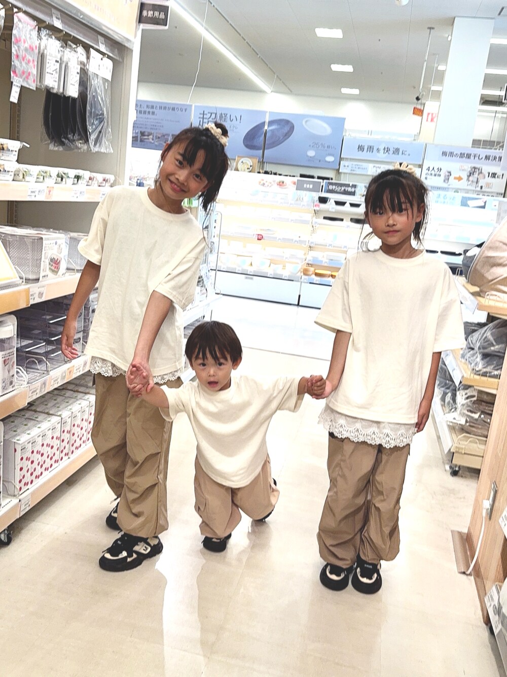 「カジュアルコーデ、プチプラ、カーゴパンツ、Tシャツ、リンクコーデ、キッズコーデ、半袖、小学生、スニーカー、スポーツミックス、レイヤードスタイル、夏ルックで気分アップ」｜「devirockの綿100％ デビラボ BIGシルエット プリント半袖Tシャツ（Tシャツ/カットソー、ピンク系）」を使った、Lunarion.21さん（キッズ・90cm）の夏コーディネートの1枚目の写真