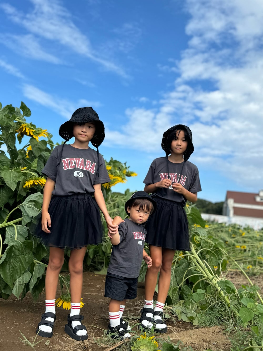 「お出かけコーデ、アツいコーデ全部見せ、プチプラ、女の子、スポーツサンダル、devirock、Tシャツ、夏コーデ、男の子、リンクコーデ」｜「devirockのアイテム（Tシャツ/カットソー、グレー系）」を使った、Lunarion.21さん（キッズ・80cm）の夏コーディネートの1枚目の写真