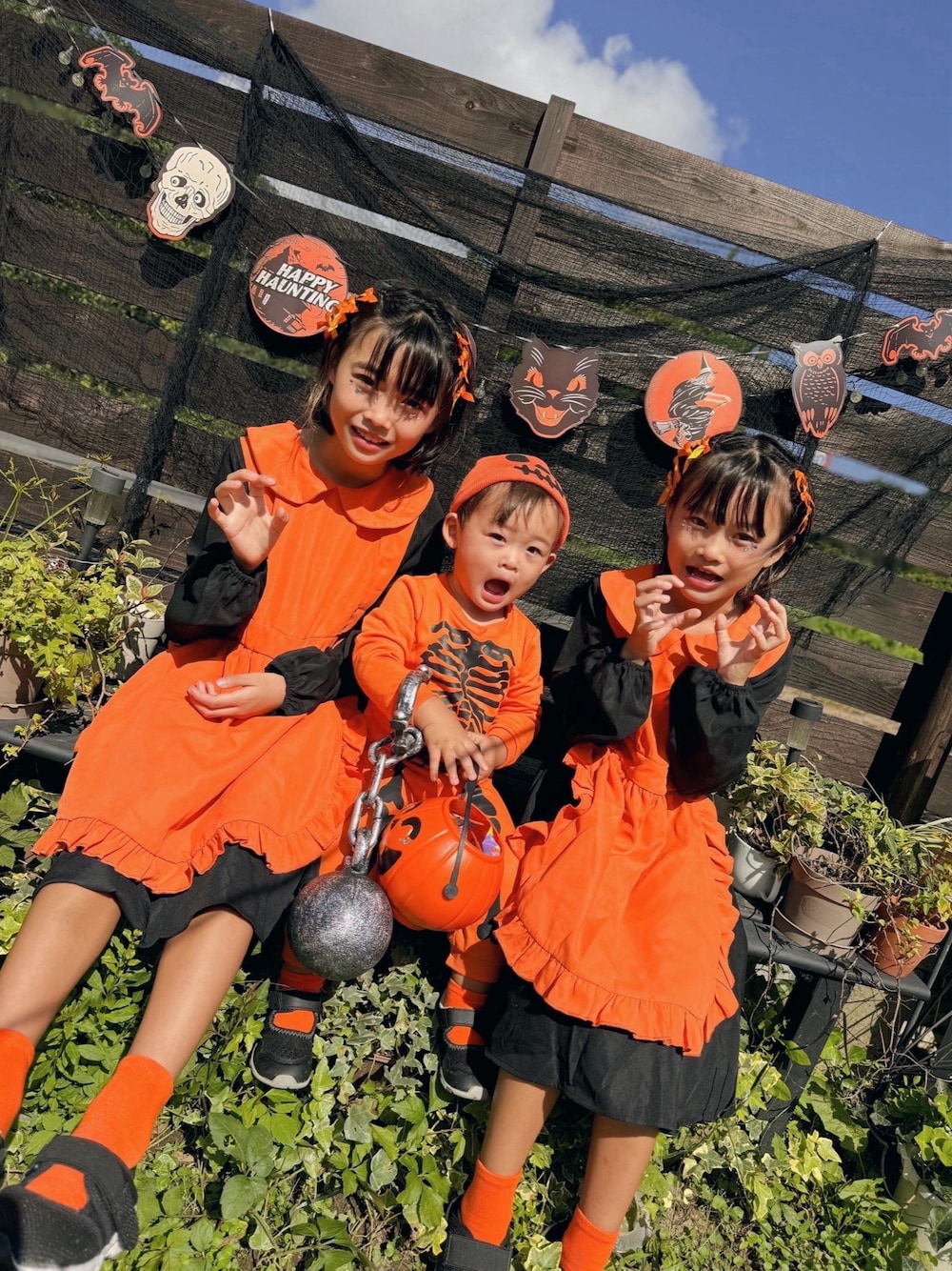 「ハロウィン、キッズファッション、ハロウィンコーデ、キッズコーデ、男の子、女の子、秋っぽコーデ更新中、仮装、リンクコーデ」｜「SHEINのアイテム（ワンピース、オレンジ系）」を使った、Lunarion.21さん（キッズ・80cm）の秋コーディネートの1枚目の写真